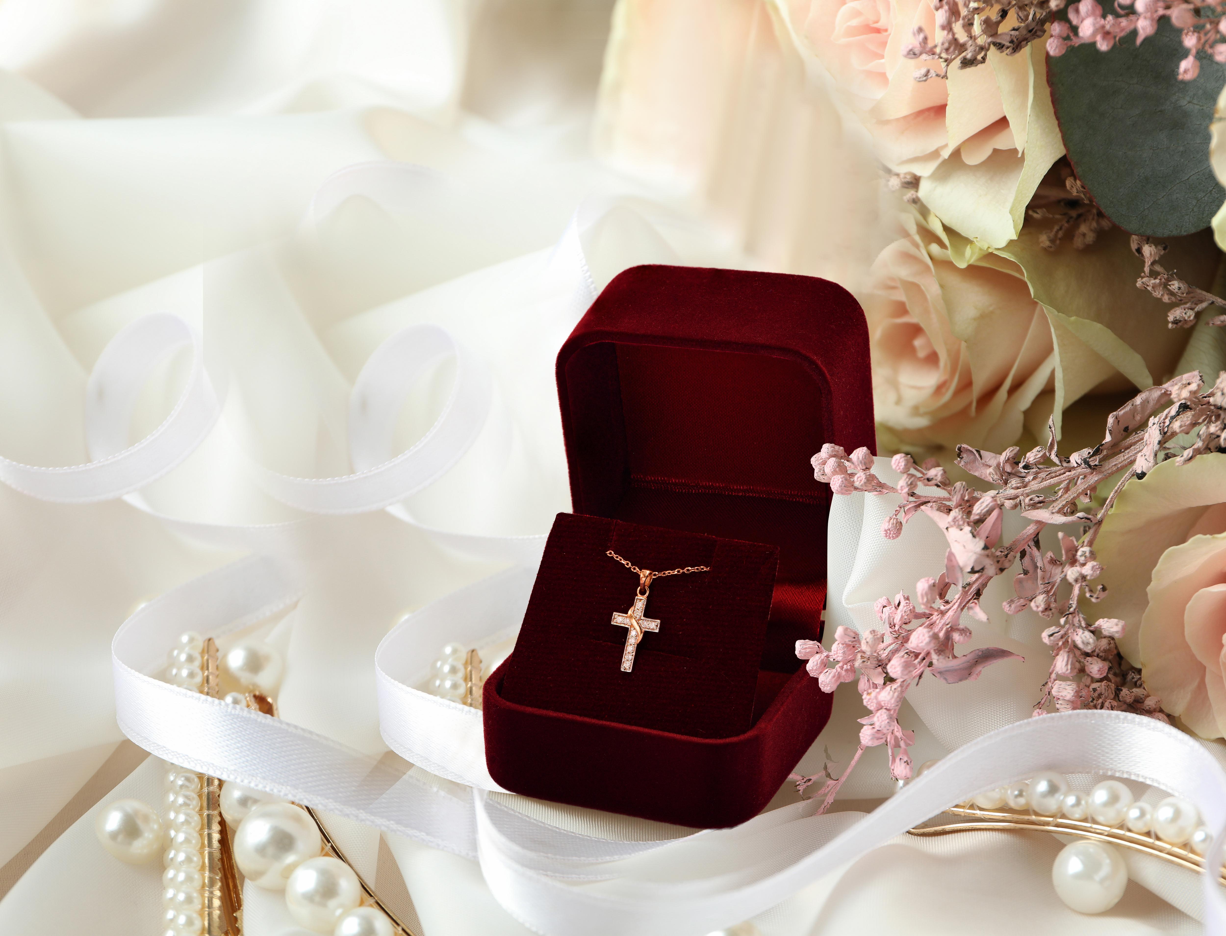 Pendentif baptêmefirmation en forme de croix en or 14 carats et diamants en vente 8