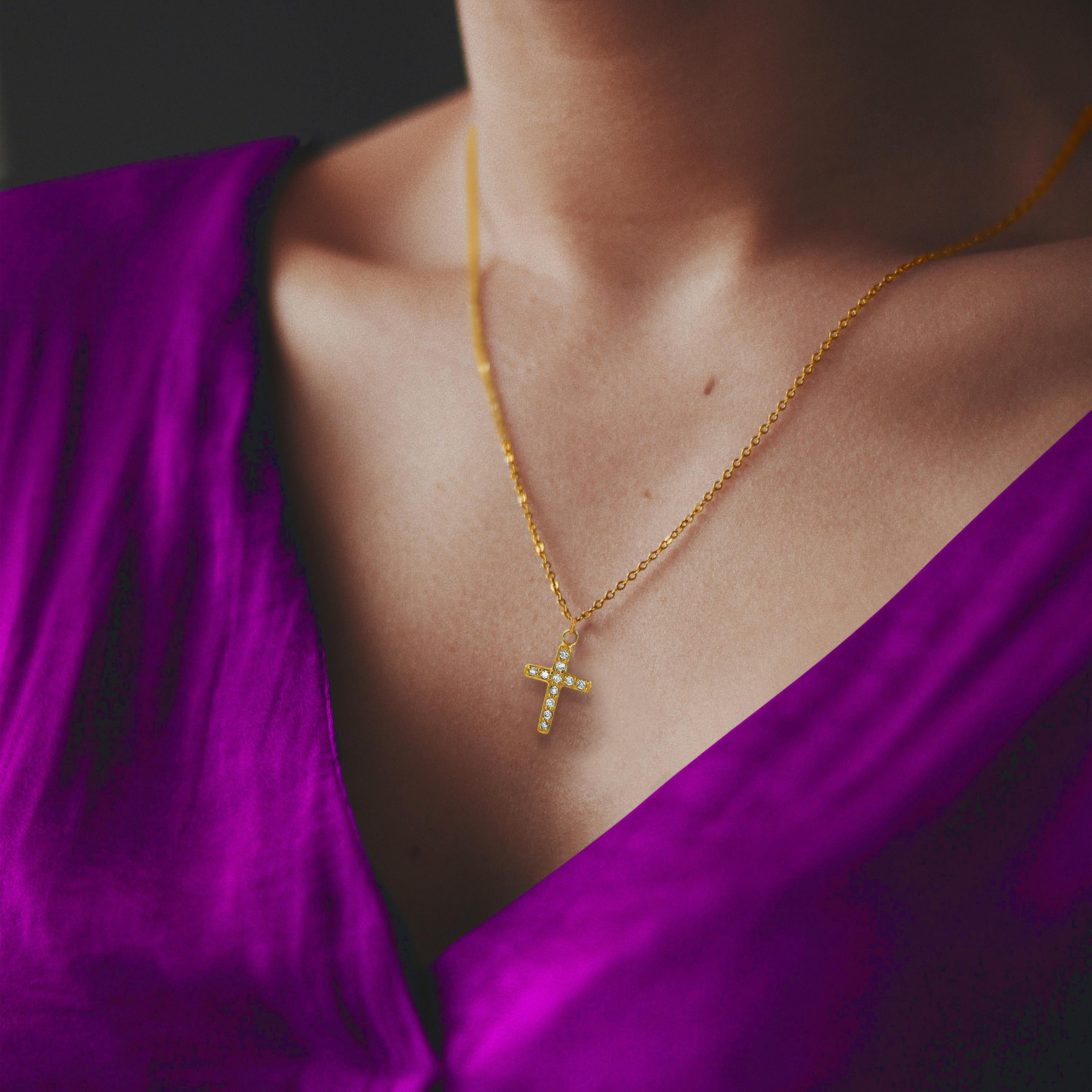 Collier à pendentif croix en or 14 carats et diamants Unisexe en vente