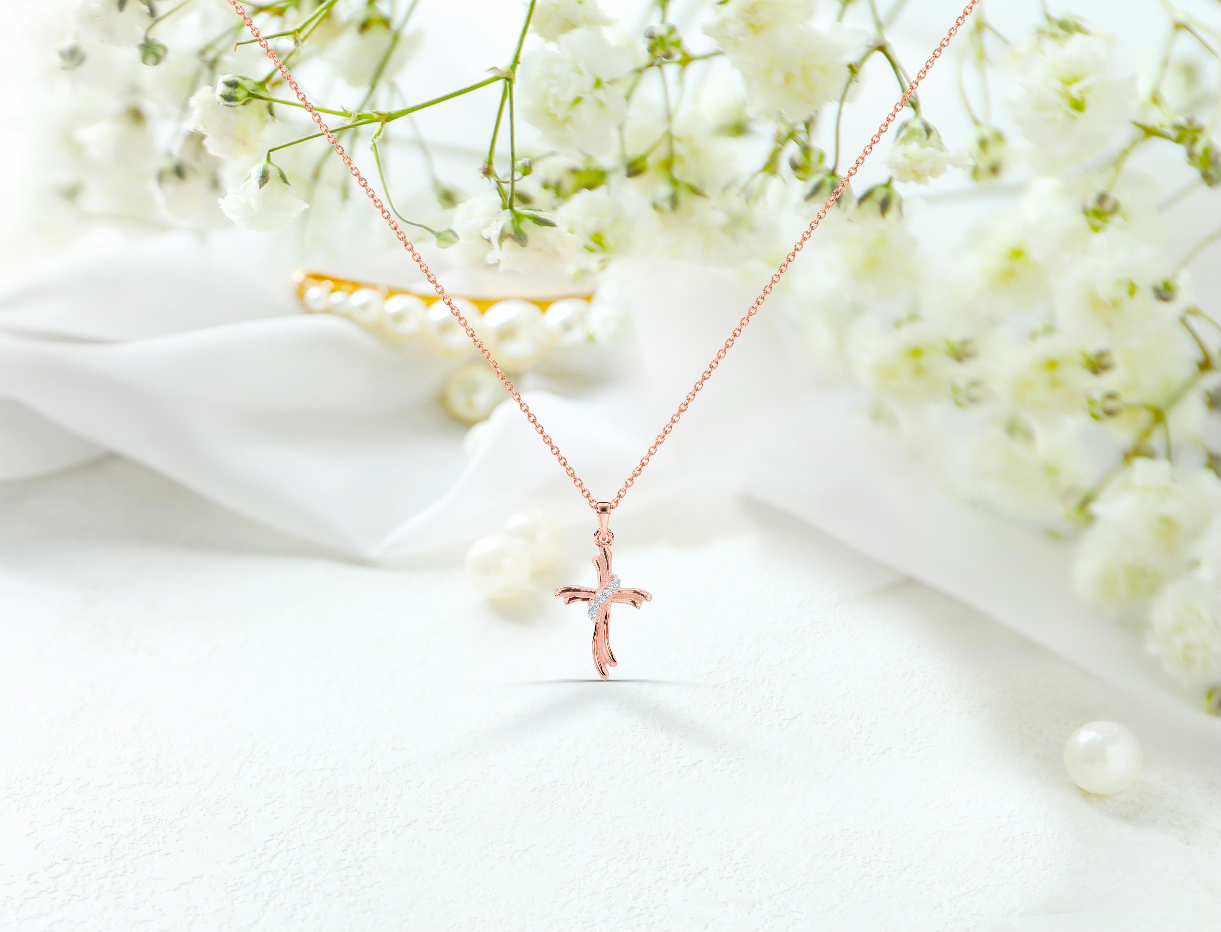 Collier croix et pendentif communion en or 14 carats avec diamants en vente 5