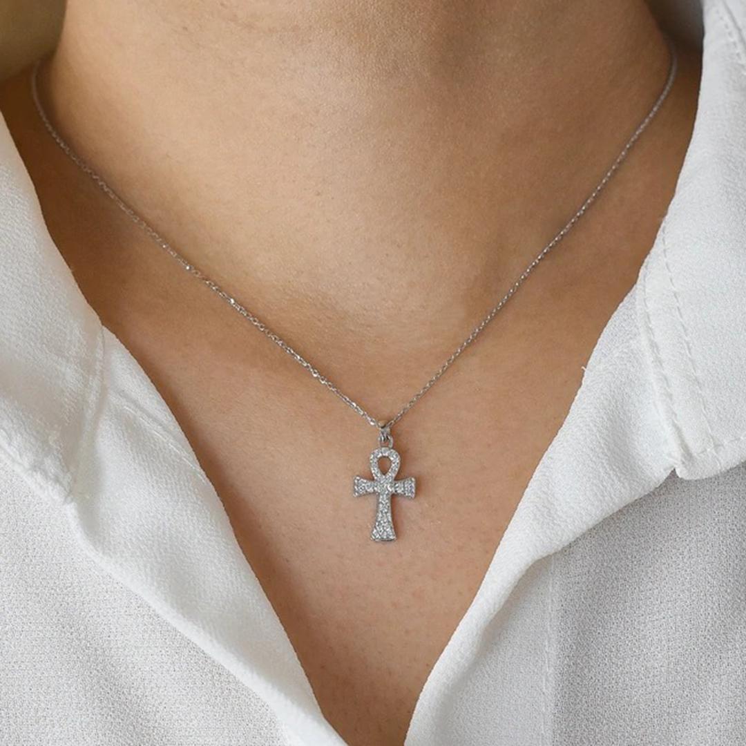 14k Gold Diamant-Kreuz-Halskette Minimalistische Halskette Spiritual Jewelry (Byzantinisch) im Angebot