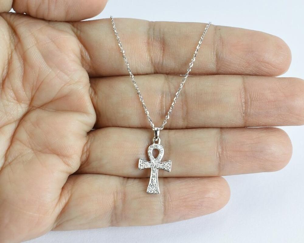 14k Gold Diamant-Kreuz-Halskette Minimalistische Halskette Spiritual Jewelry (Rundschliff) im Angebot