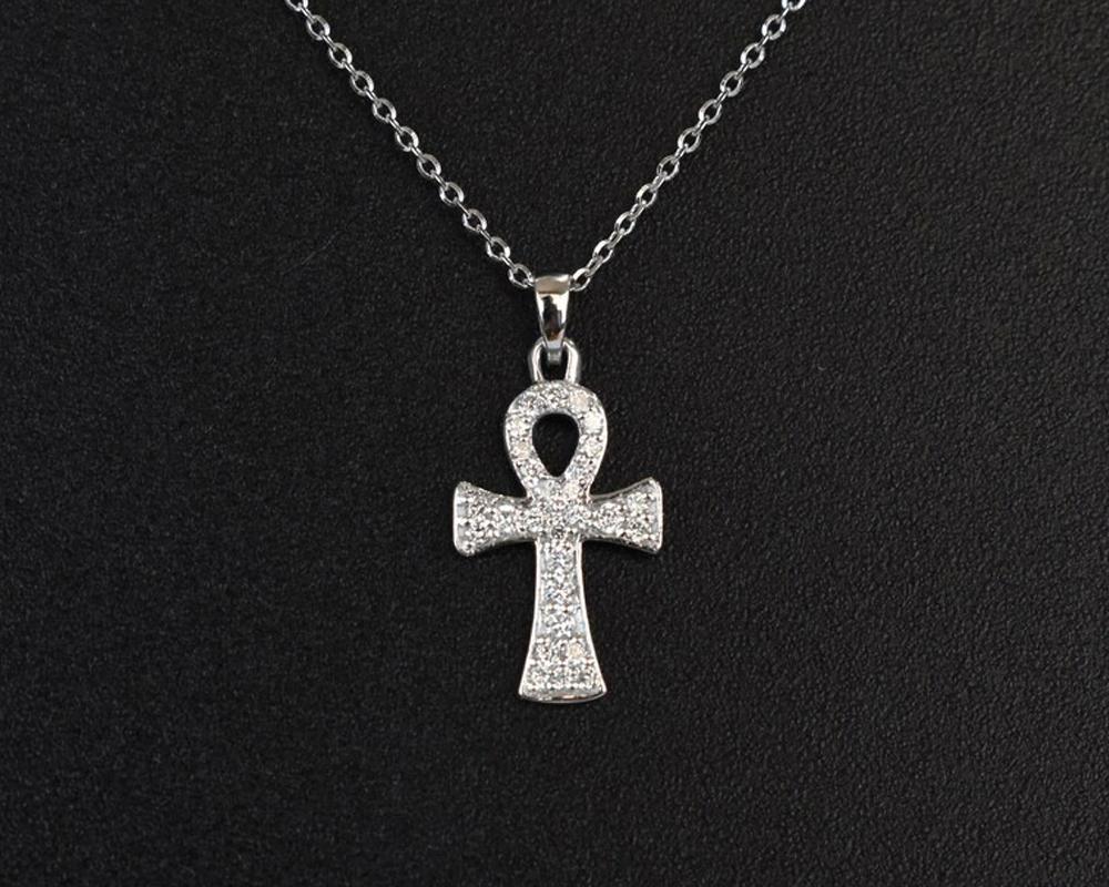 14k Gold Diamant-Kreuz-Halskette Minimalistische Halskette Spiritual Jewelry im Angebot 3