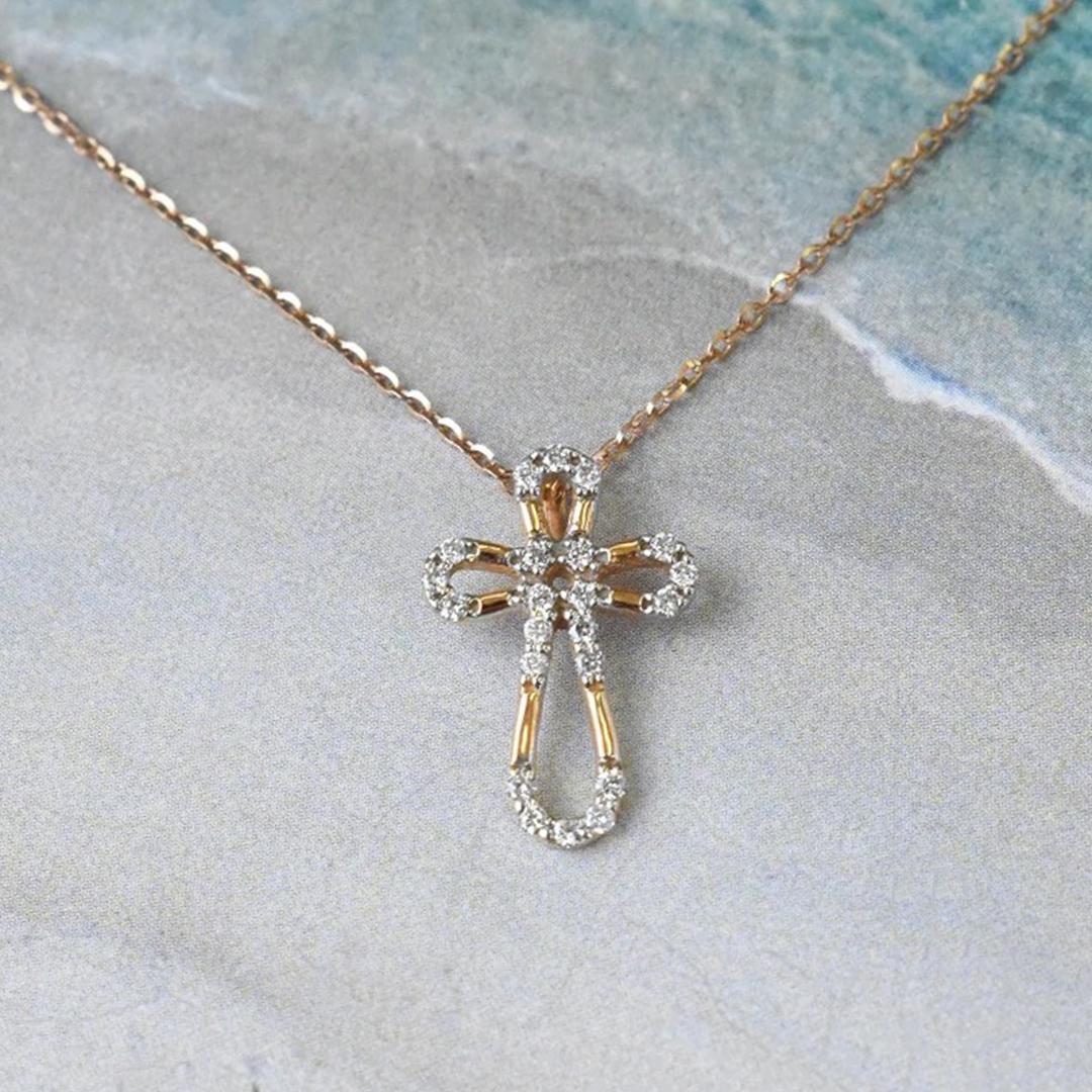 Collar Cruz de Diamantes de Oro 14K Collar Religioso de Diamantes en venta 1