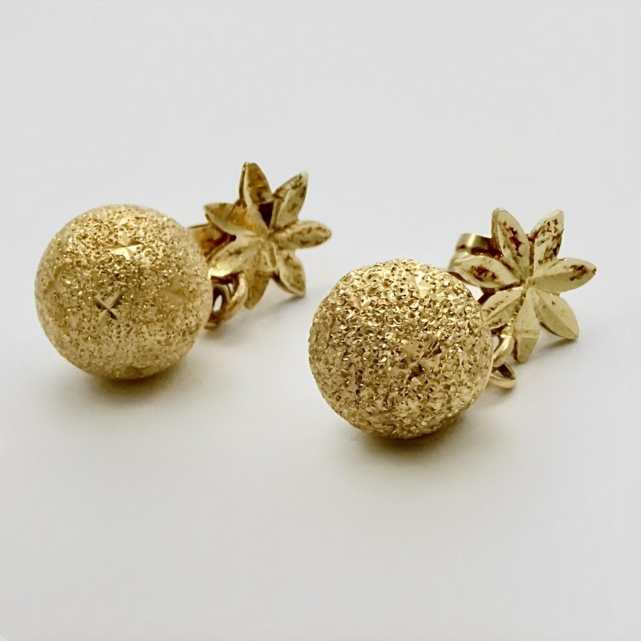 14K Gold Diamond Cut Flower and Textured Ball Earrings In Good Condition For Sale In London, GB