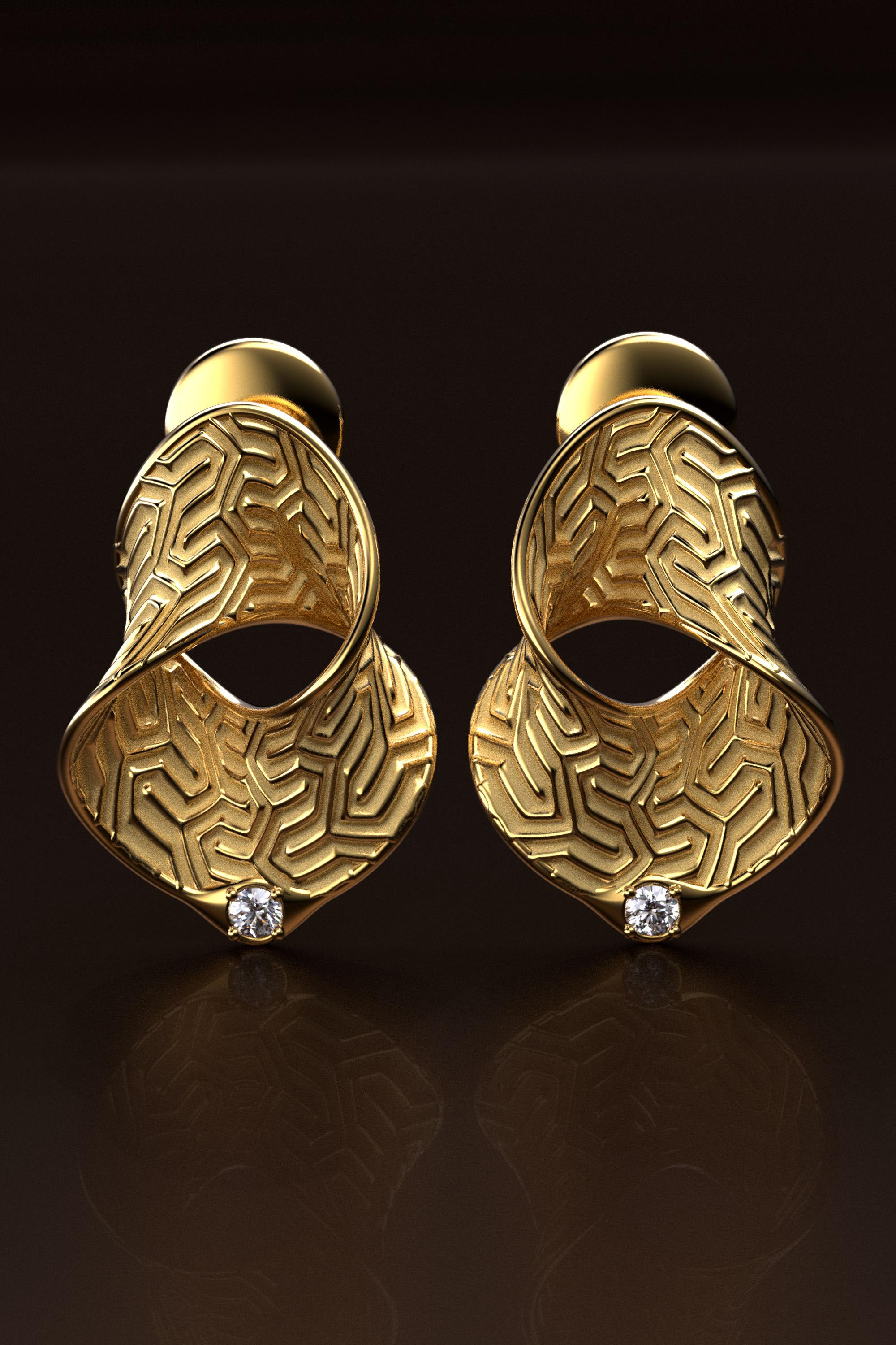 Made to order 14k Gold Earrings.
Modern and symmetrical statement Gold Earrings with natural diamonds.
The jewels of the Polvere collection are born from a material idea in which modern and fluid surfaces are covered with gold dust, play with the