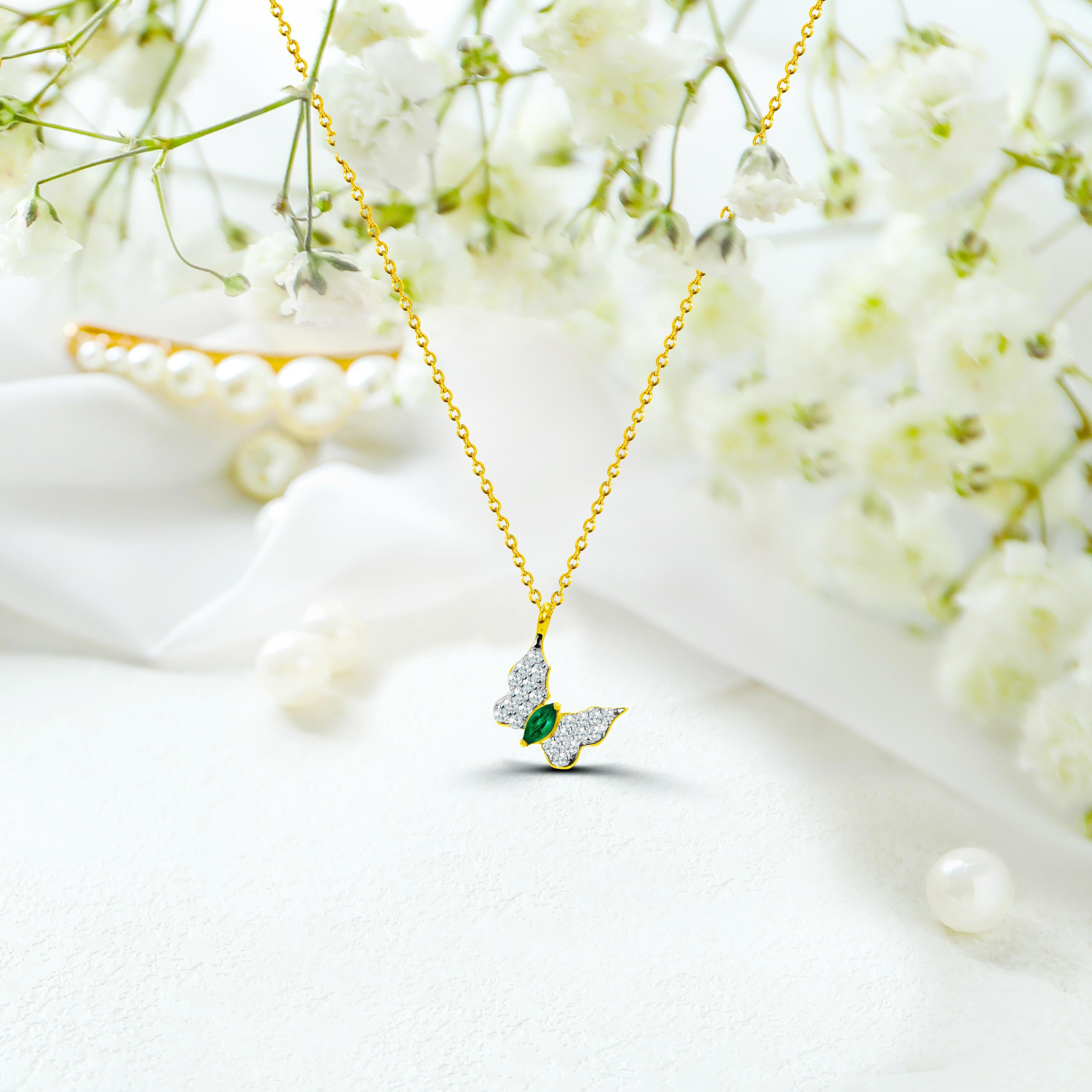14k Gold Diamond Emerald Butterfly Necklace In New Condition For Sale In Bangkok, TH