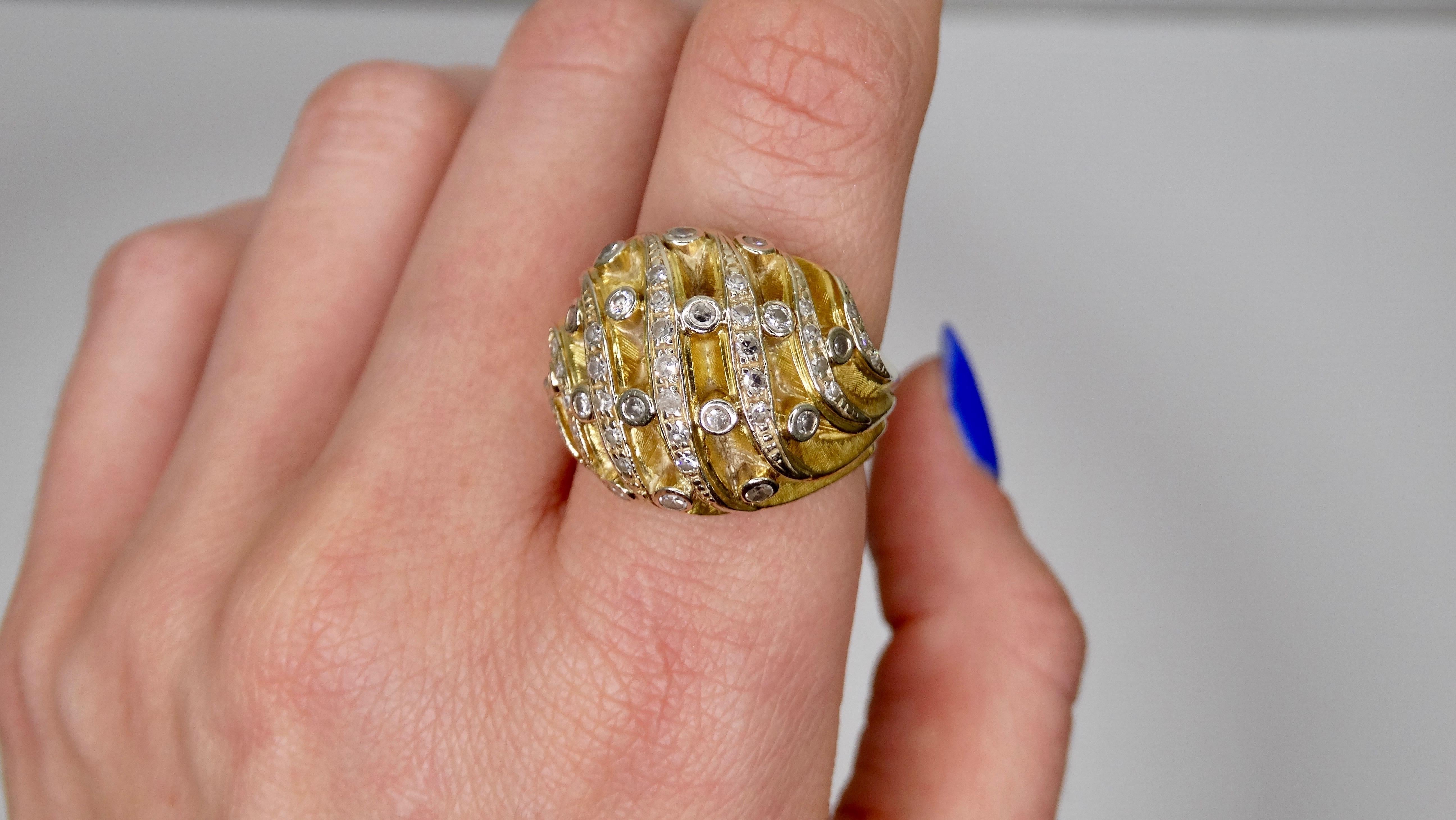 Ajoutez cette superbe bague à votre collection ! Datant du milieu du 20e siècle, cette bague en or 14k en forme de dôme présente des rangées asymétriques de diamants sertis en surface et de diamants sertis à fleur ou en lunette. La bague pèse 12.26g