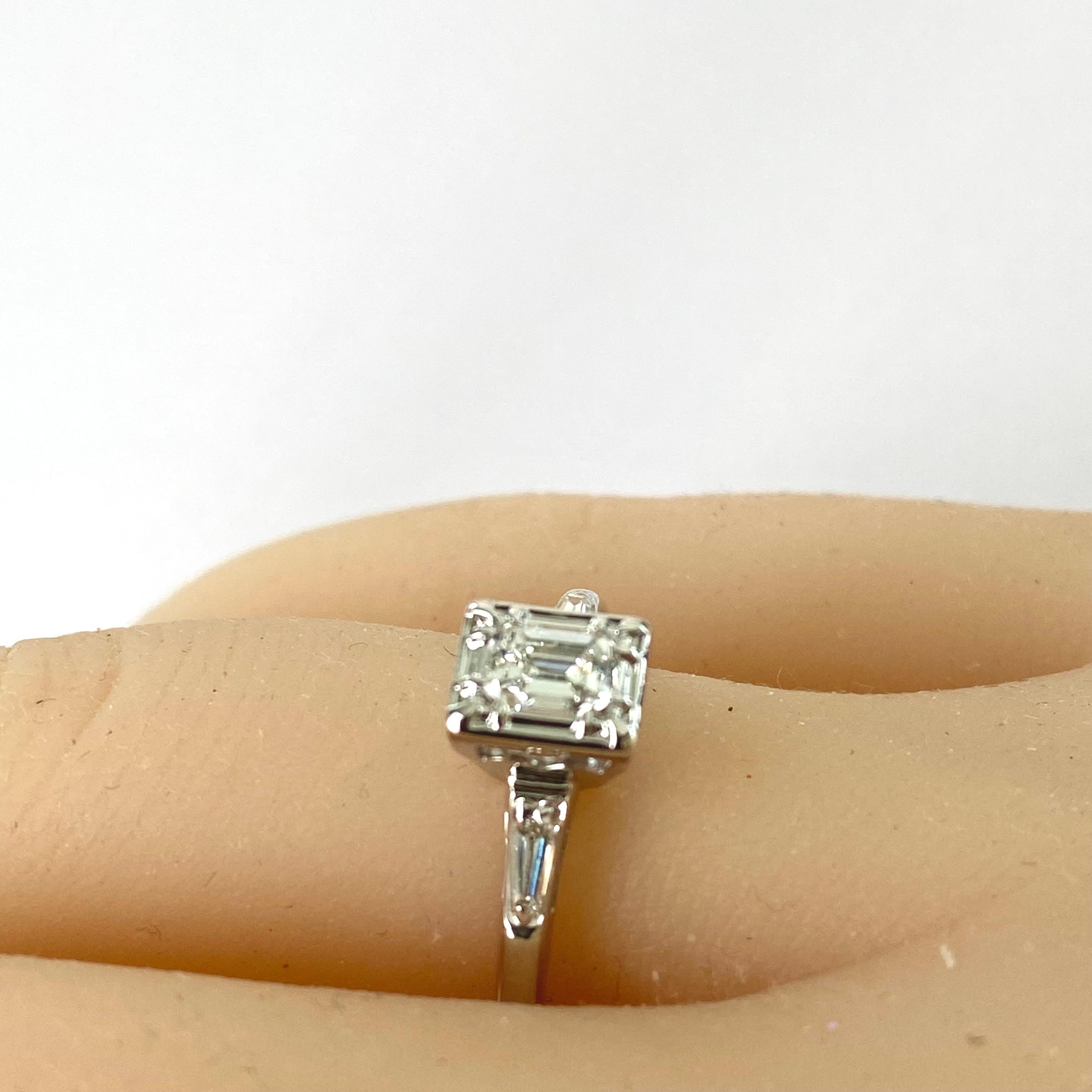  Bague de fiançailles en or 14 carats, diamant central taillé en émeraude et diamant baguette en vente 5