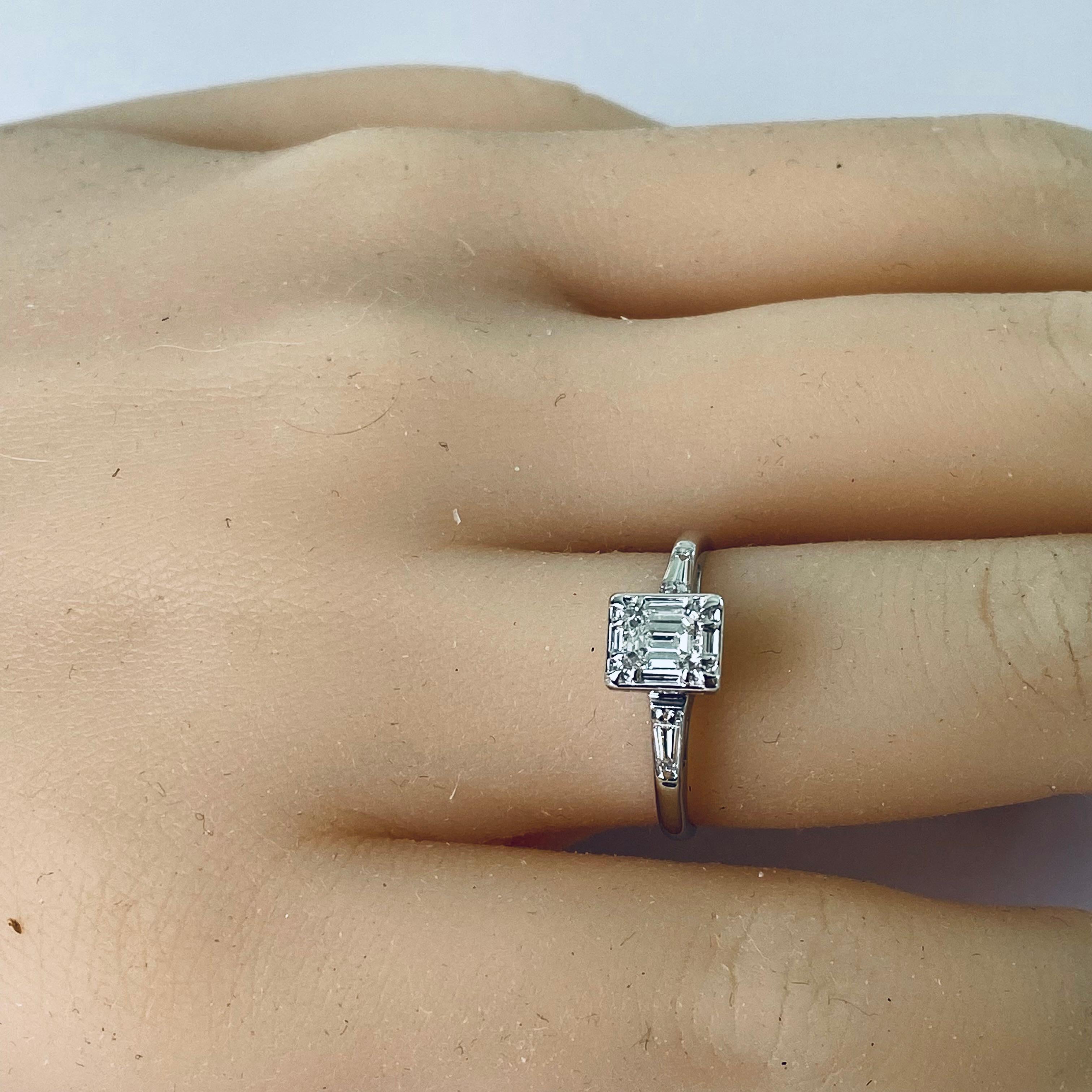  Bague de fiançailles en or 14 carats, diamant central taillé en émeraude et diamant baguette en vente 8