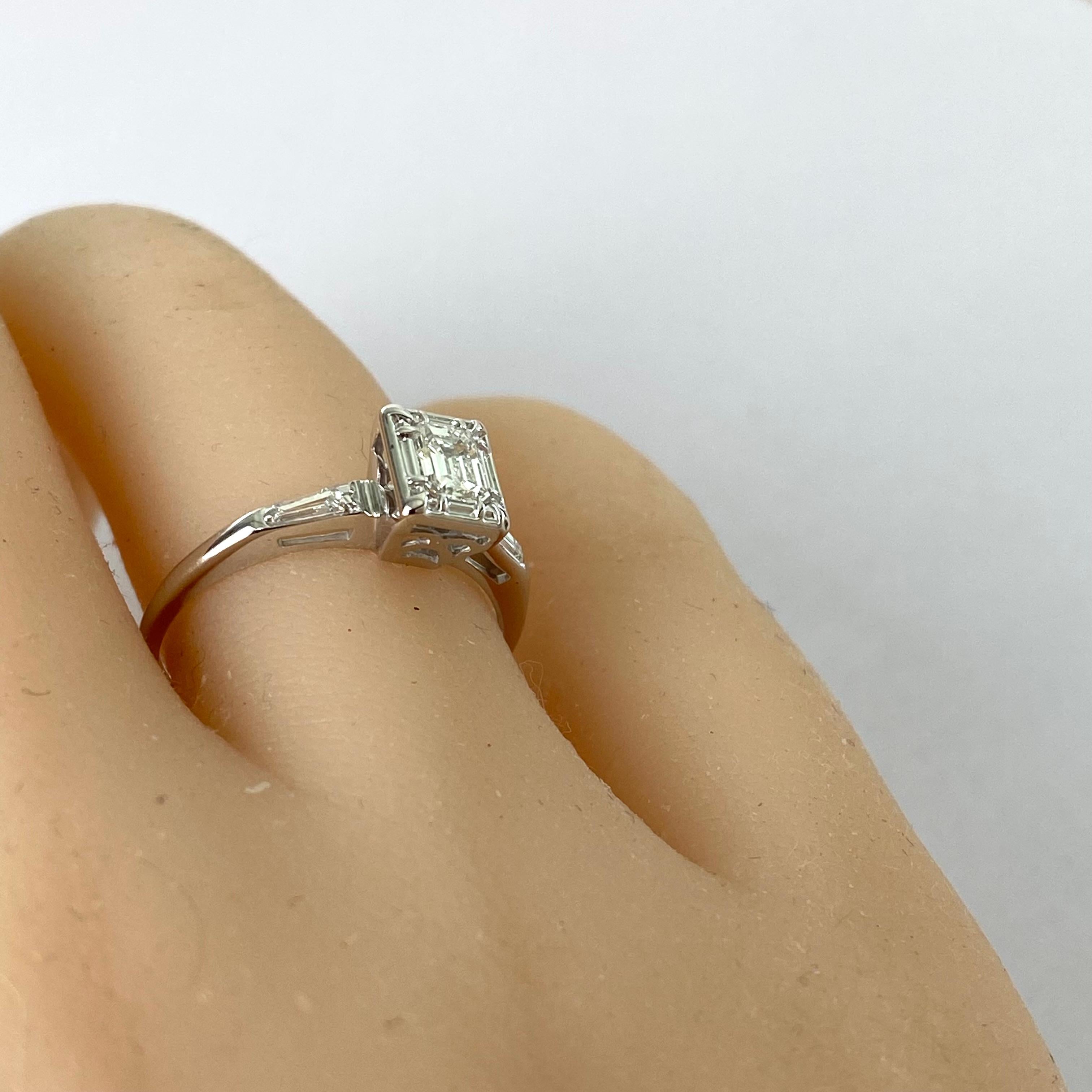 Contemporain  Bague de fiançailles en or 14 carats, diamant central taillé en émeraude et diamant baguette en vente