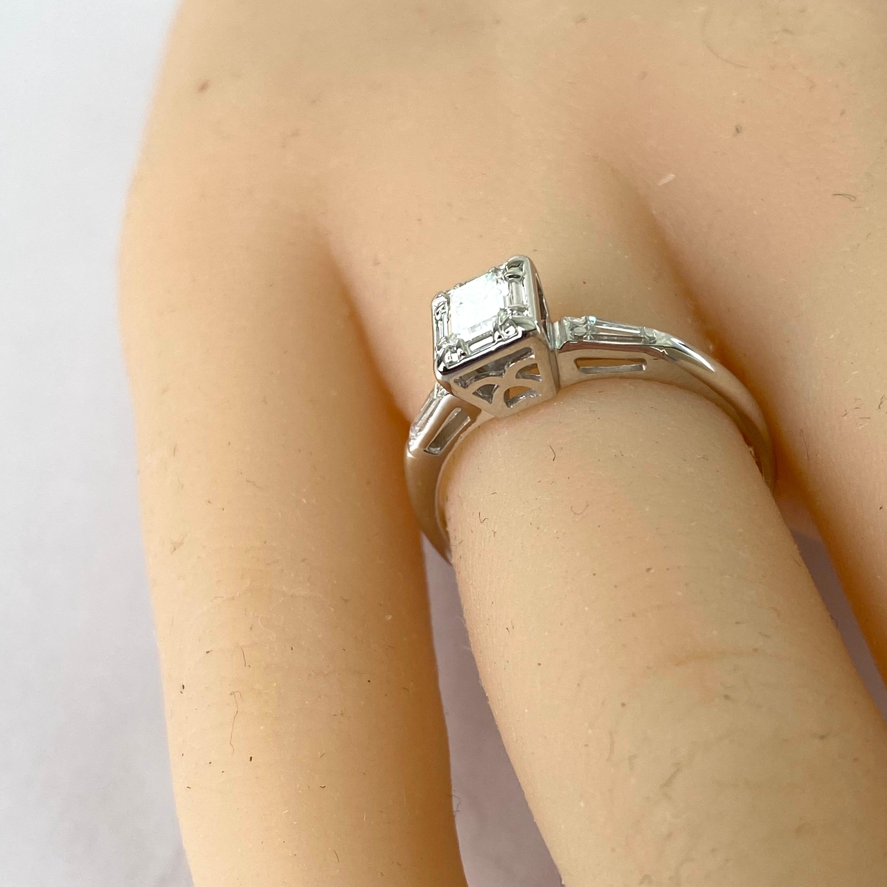  Bague de fiançailles en or 14 carats, diamant central taillé en émeraude et diamant baguette Pour femmes en vente