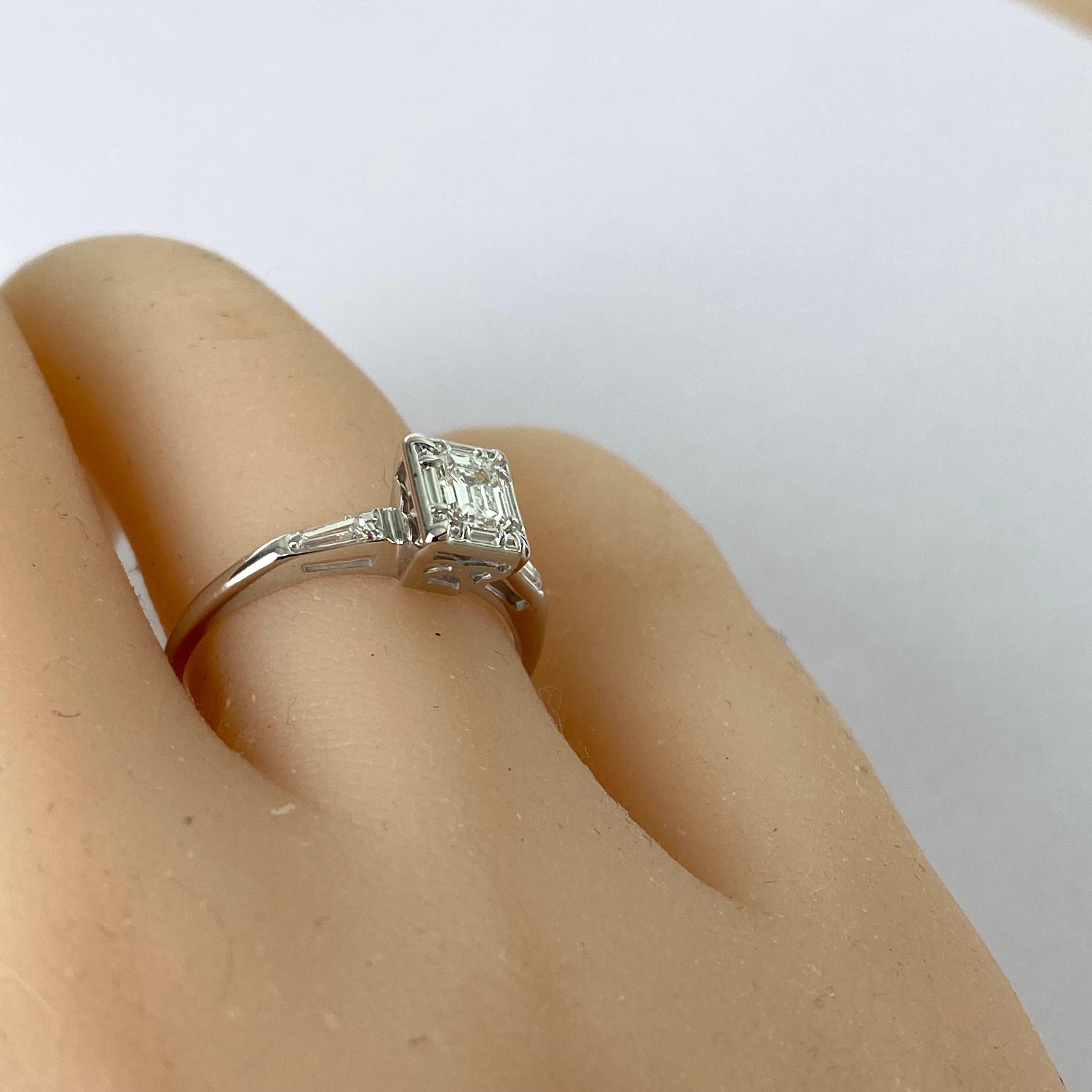  Bague de fiançailles en or 14 carats, diamant central taillé en émeraude et diamant baguette en vente 2