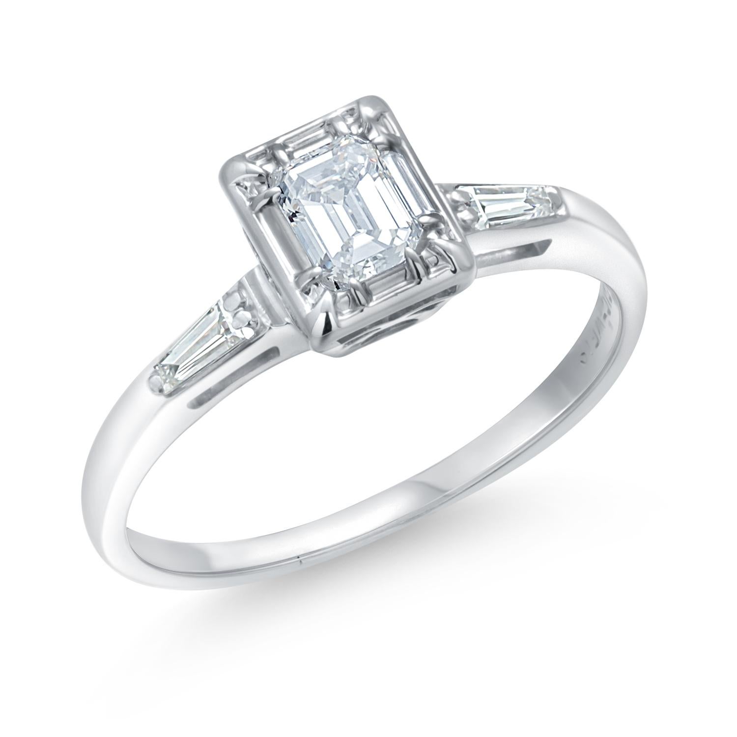  Bague de fiançailles en or 14 carats, diamant central taillé en émeraude et diamant baguette en vente 3