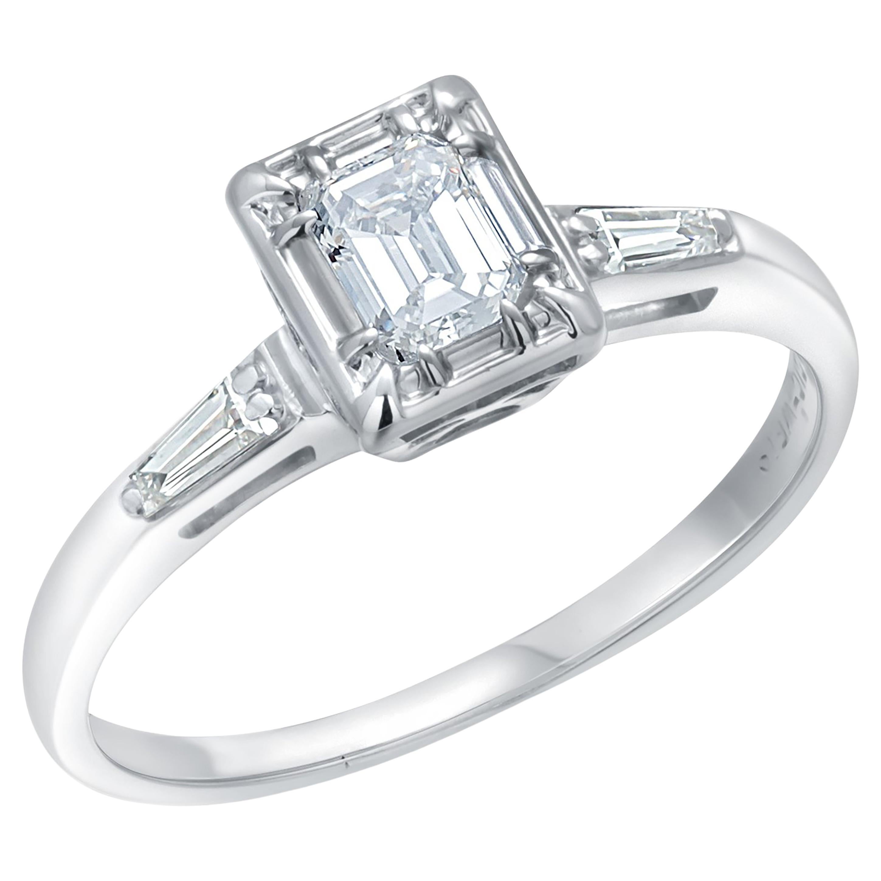 Bague de fiançailles en or 14 carats, diamant central taillé en émeraude et diamant baguette en vente