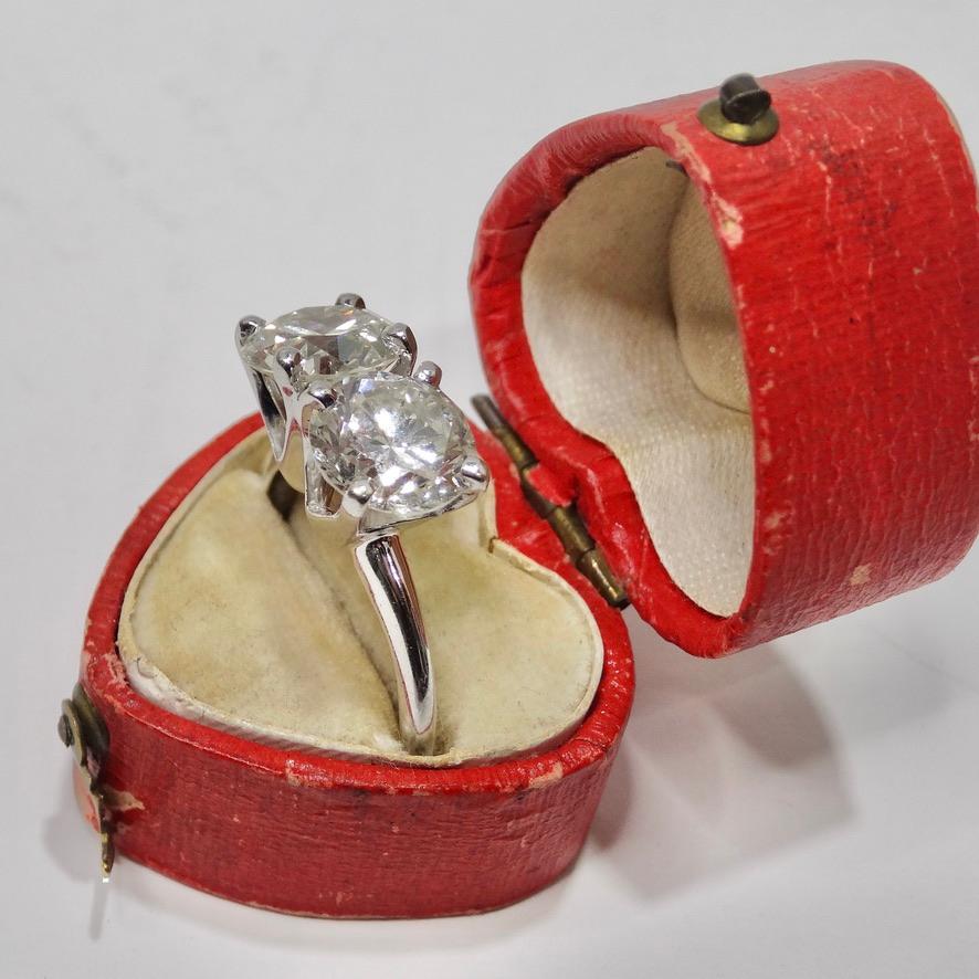 Makelloser Modering mit zwei großen Diamanten in der Mitte und einem Gesamtgewicht von etwa 5,33 Karat um 1940. Zwei große Diamanten in der Mitte werden von einem polierten Band aus 14 Karat Weißgold mit einer vierzackigen Fassung eingefasst. Der