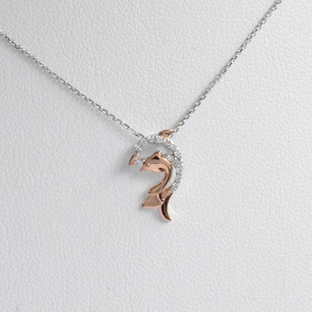 Taglio rotondo Collana con diamanti a due toni in oro 14k con ciondolo a forma di delfino dell'oceano in vendita