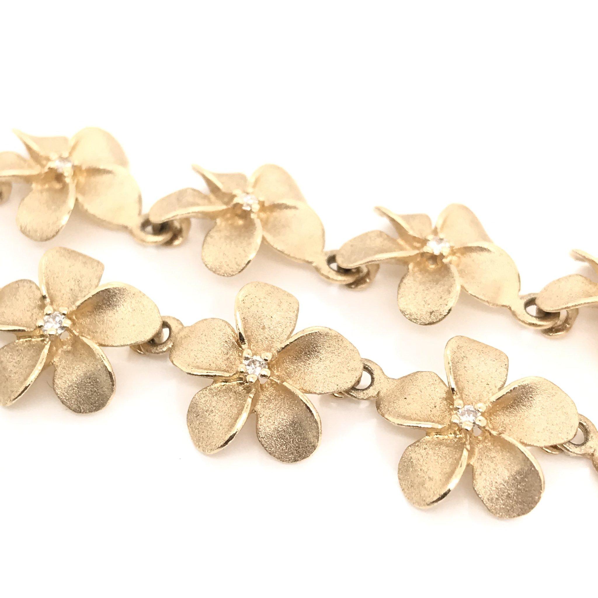 14 Karat Gold Diamond Flower Chain Necklace In Good Condition In Montgomery, AL