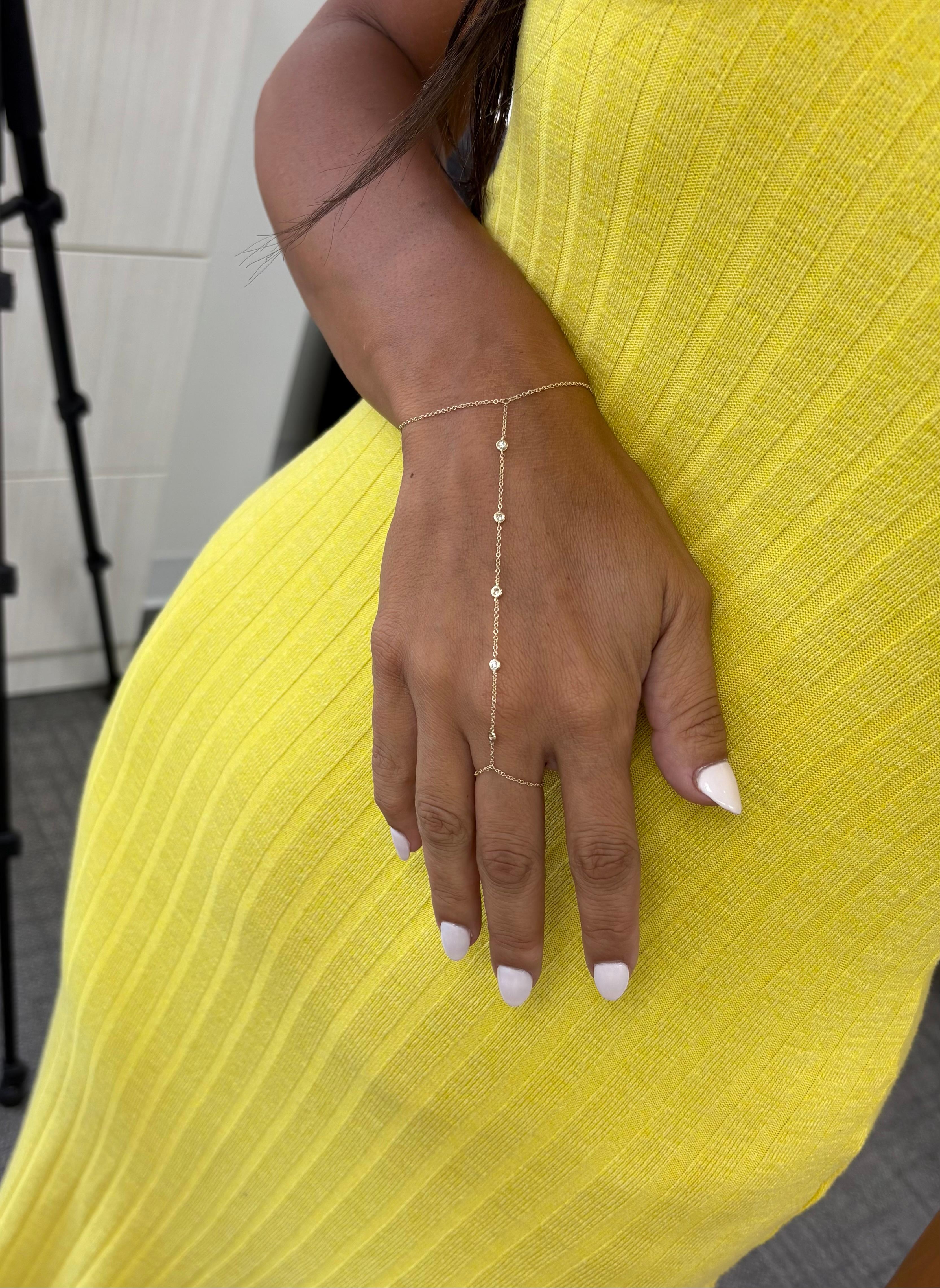 Dieses moderne und schöne Natural Diamond Station Handkettenarmband ist dieses Jahr sehr beliebt und hat ein überwältigendes positives Feedback. Feminin und stilvoll - ergänzen Sie Ihren Look oder verschenken Sie ihn an eine liebe Person.

14K Gold