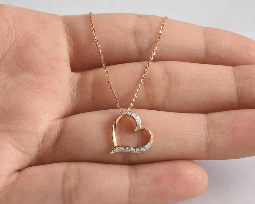 14k Gold Diamond Heart Pendant Necklace Valentine Jewelry In New Condition For Sale In Bangkok, TH