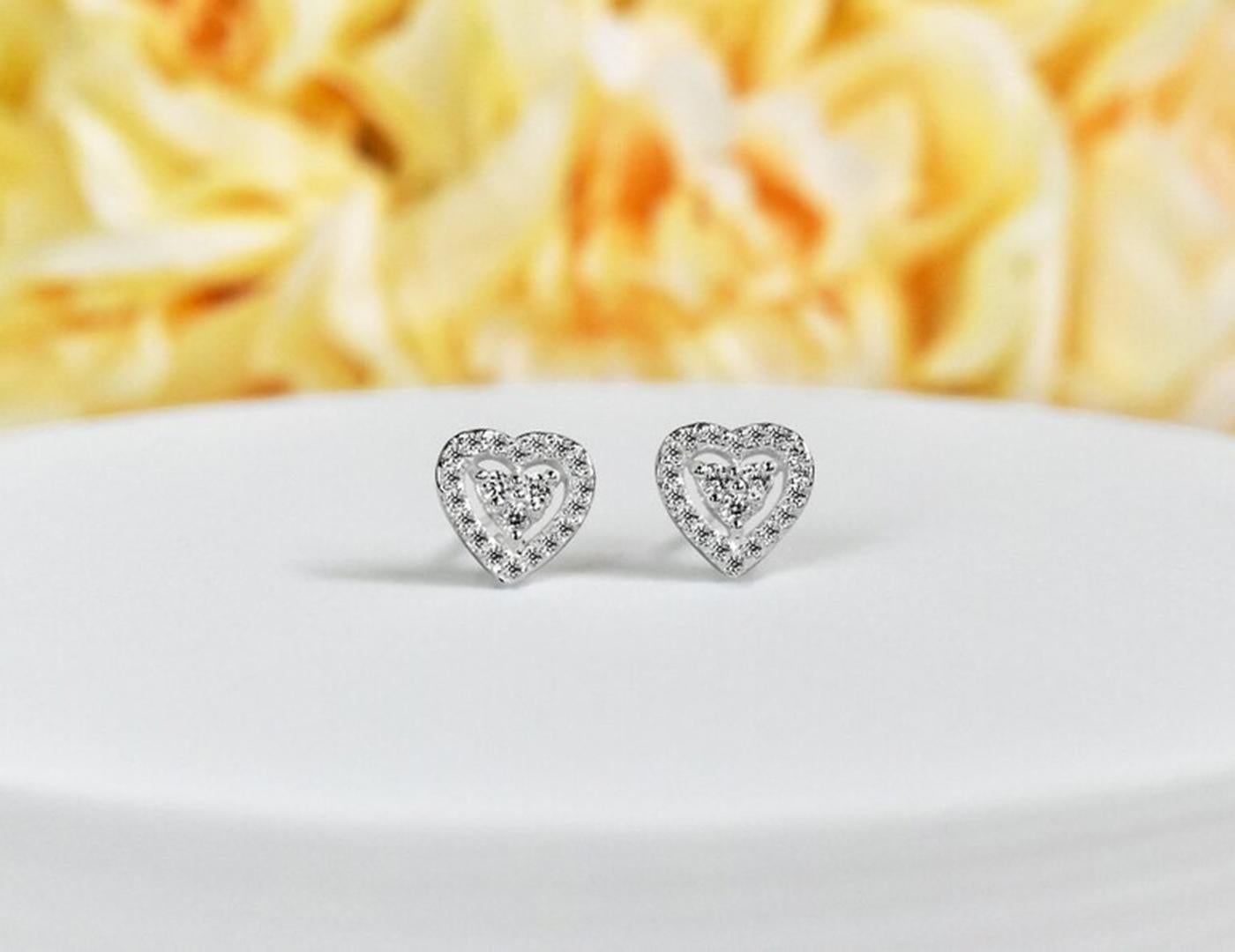 Moderne Clous d'oreilles de mariée en or 14 carats avec diamants en forme de cœur en vente