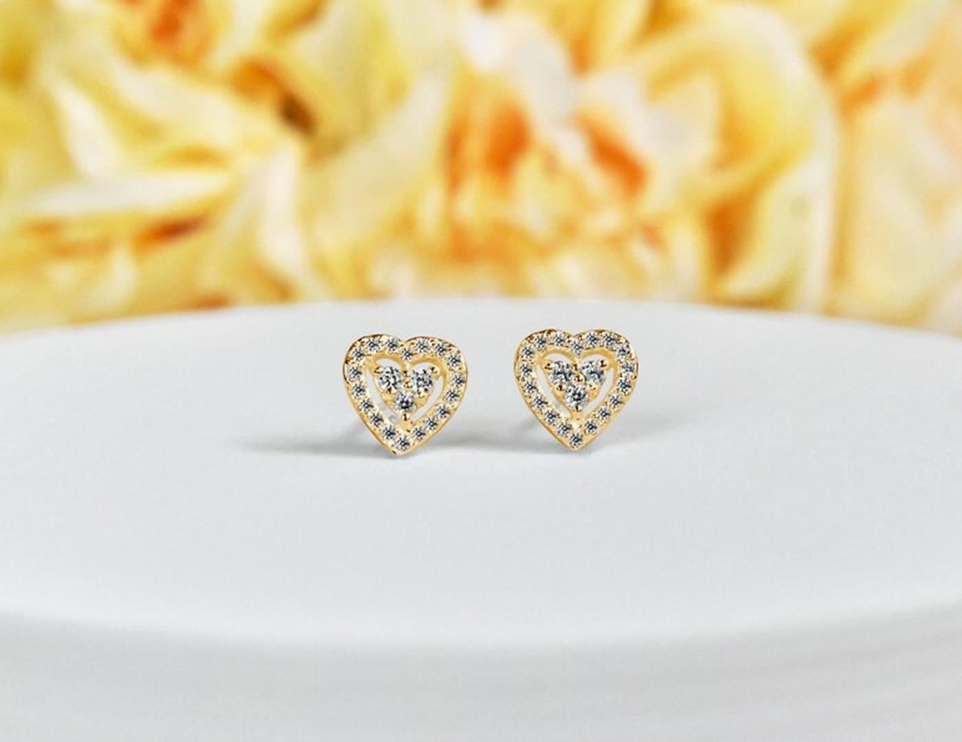 Taille ronde Clous d'oreilles de mariée en or 14 carats avec diamants en forme de cœur en vente