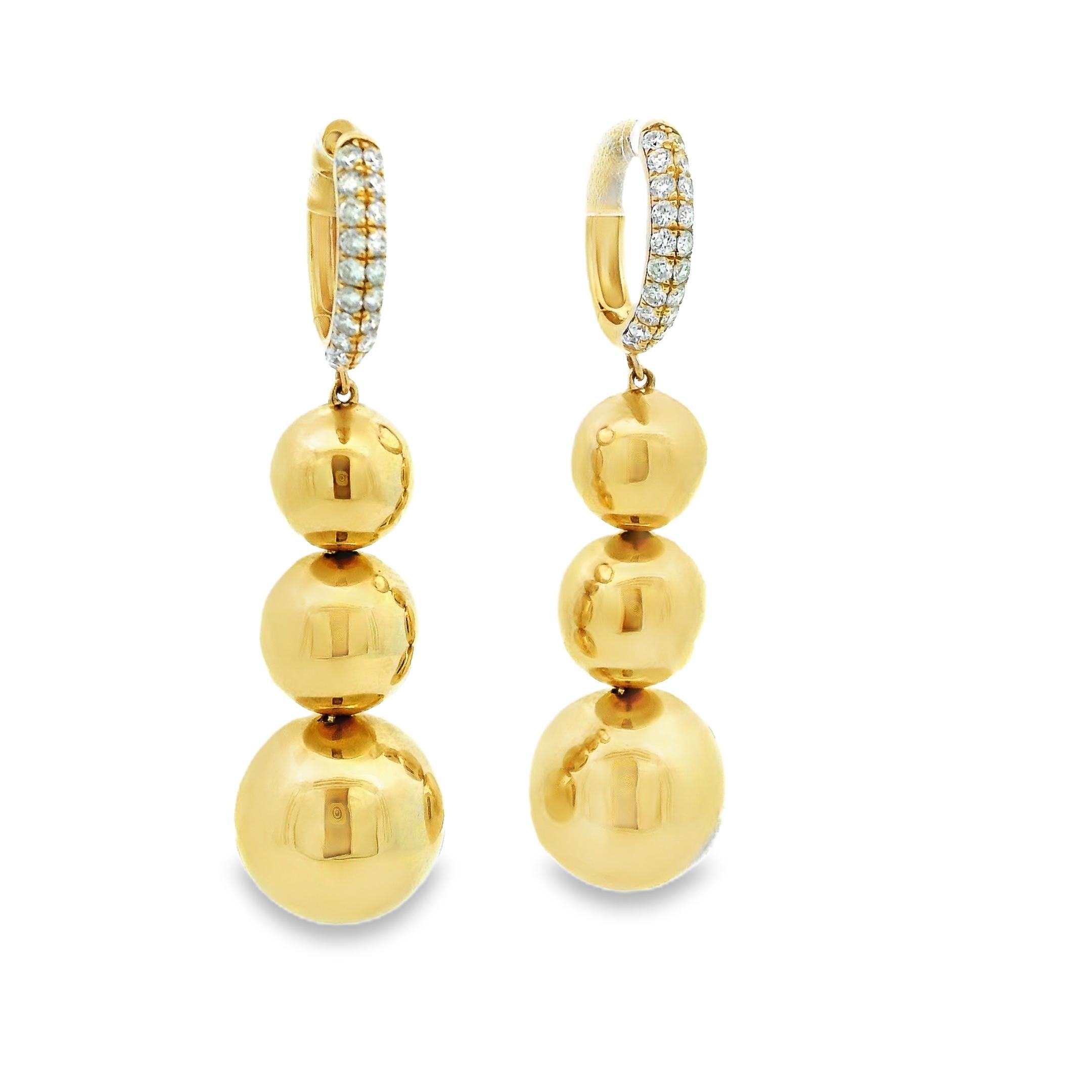 Questi orecchini huggie con diamante in oro giallo 14K sono uno studio sulle proporzioni e sulla facilità di utilizzo, e offrono una nuova interpretazione delle classiche Silhouette a goccia. Il cerchio superiore è incastonato con una fila di