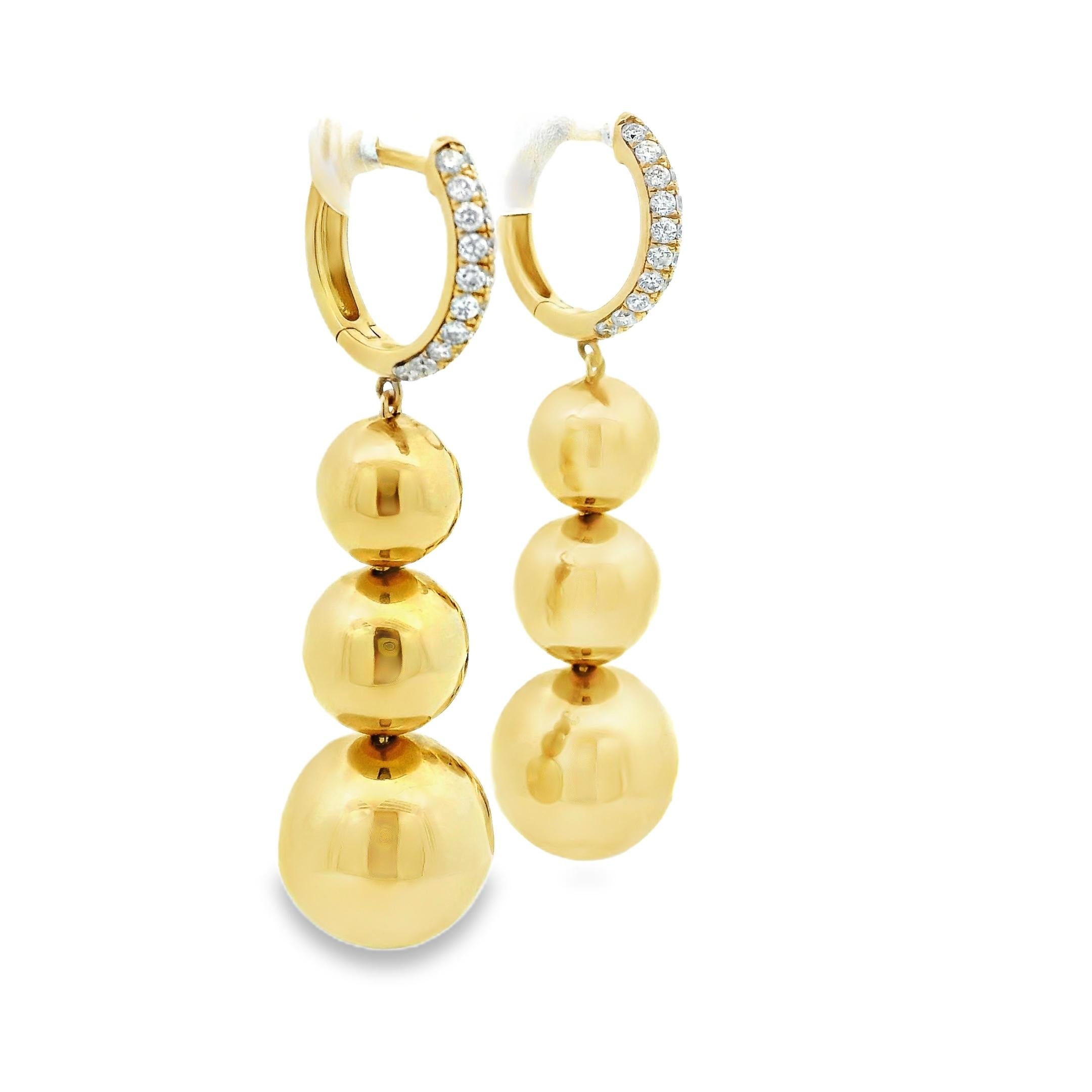 Moderno Orecchini Huggie in oro 14K con diamanti e gocce di perle graduate, firmati TD in vendita