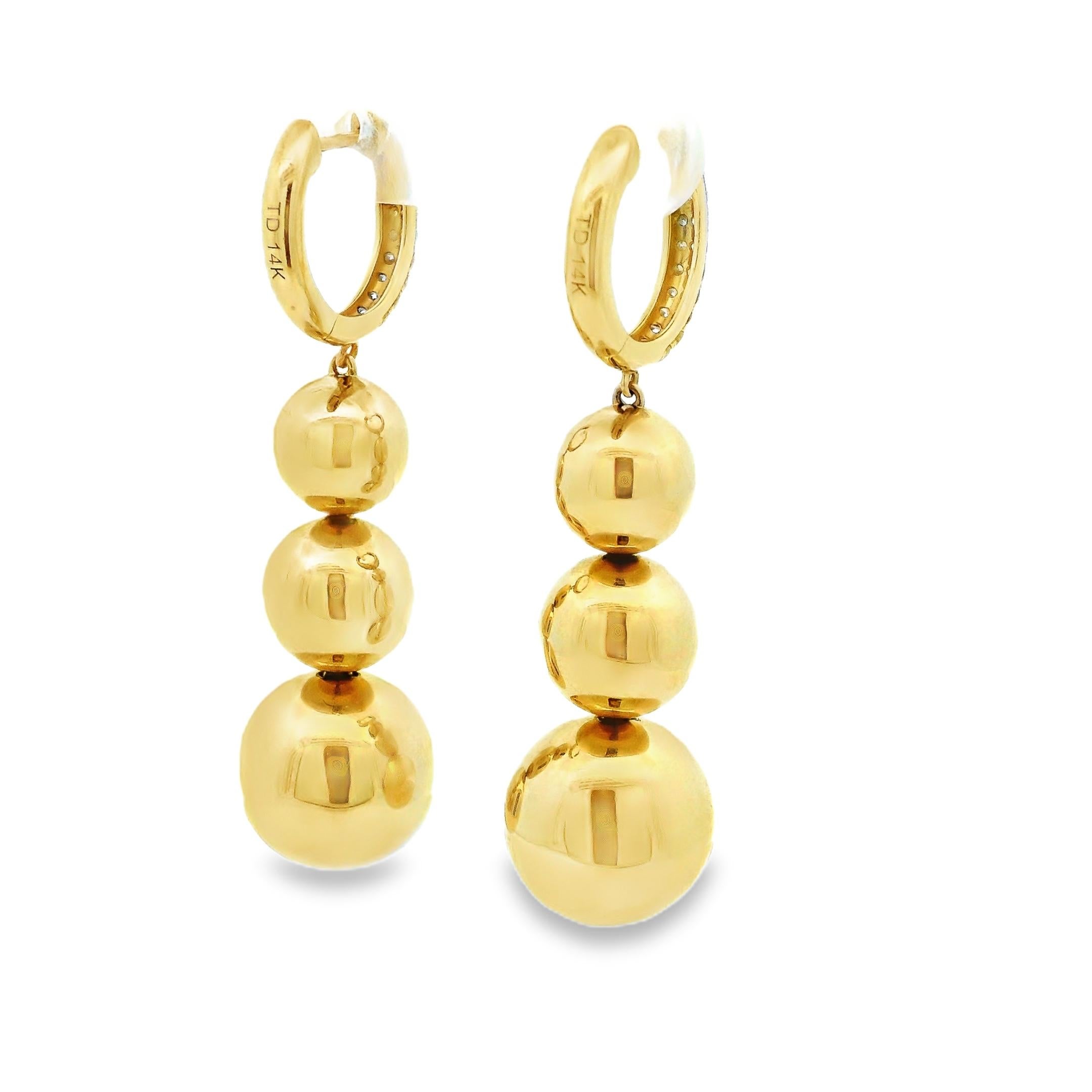 Orecchini Huggie in oro 14K con diamanti e gocce di perle graduate, firmati TD In condizioni ottime in vendita a Miami, FL