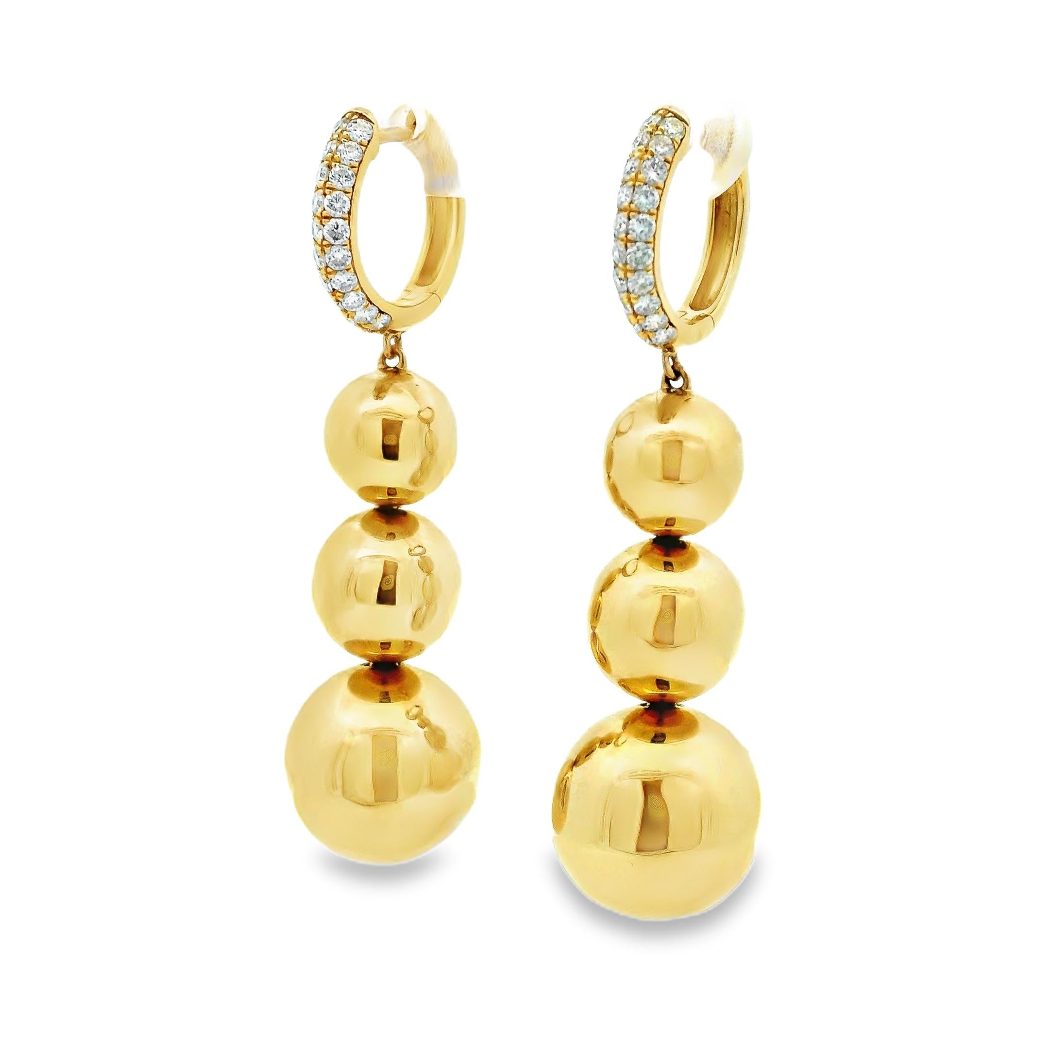 Orecchini Huggie in oro 14K con diamanti e gocce di perle graduate, firmati TD in vendita 2