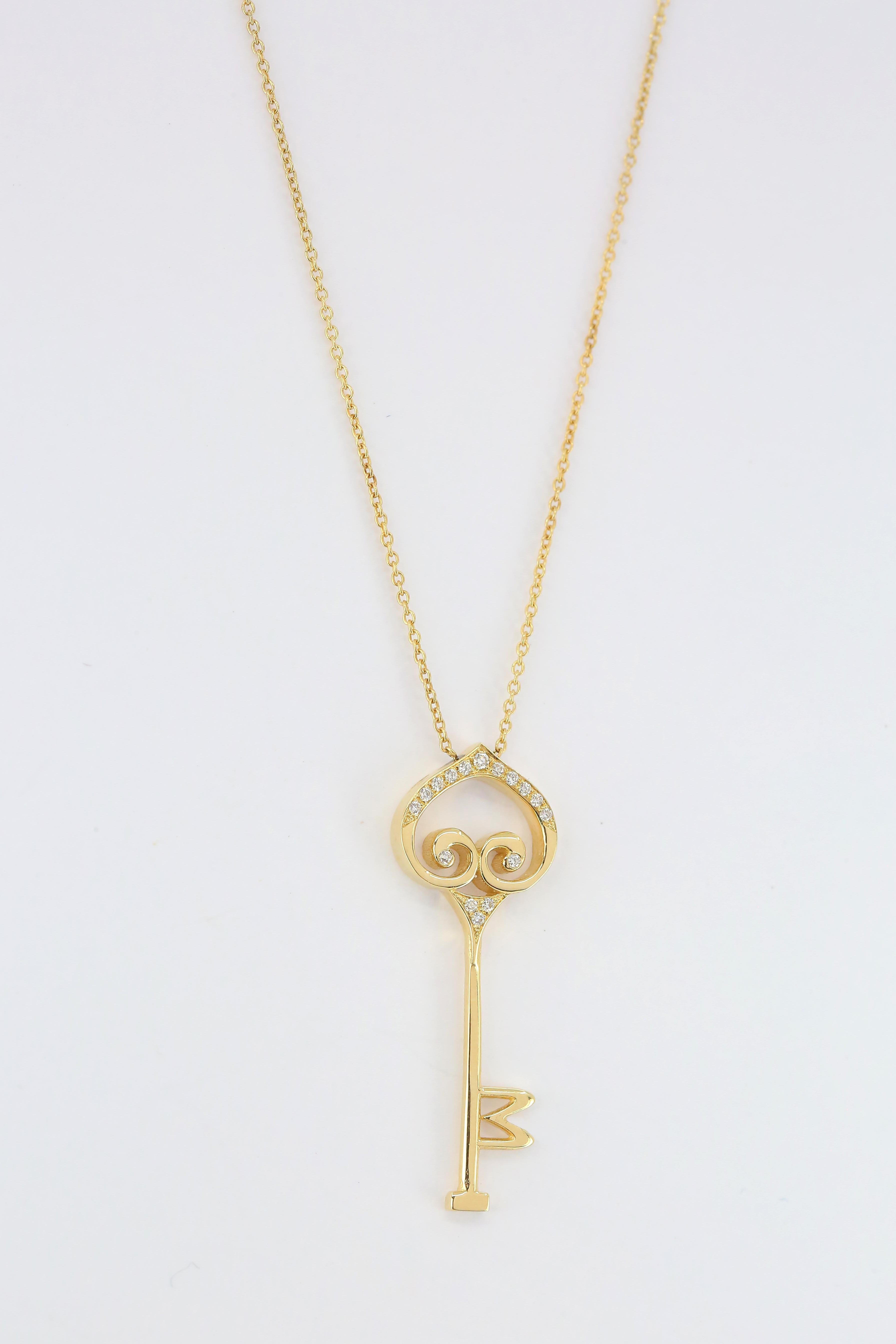 14K Gold Diamond Key Charm Necklace In New Condition For Sale In ISTANBUL, TR