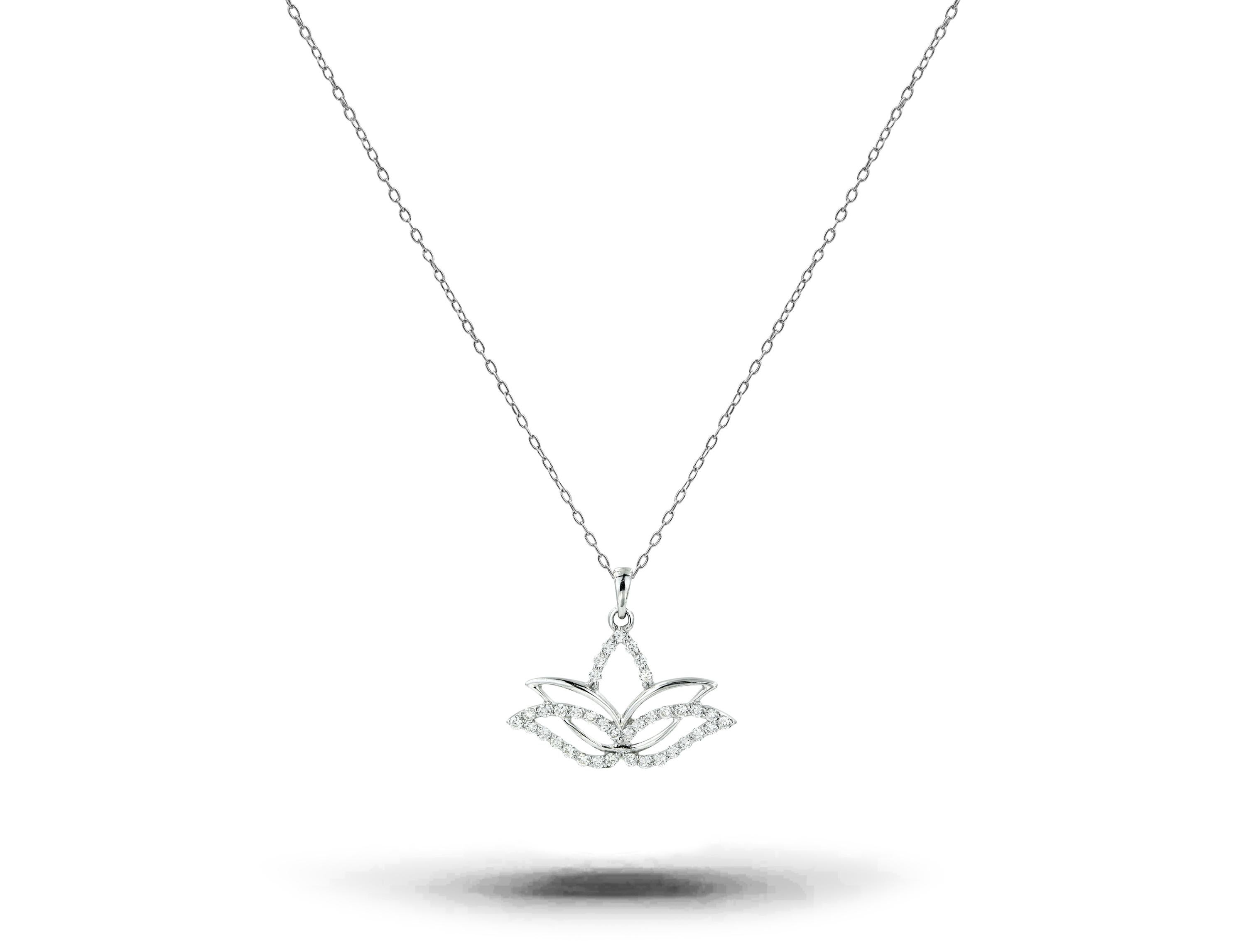 Taille ronde Collier lotus spirituel minimaliste en or 14 carats et diamants en vente