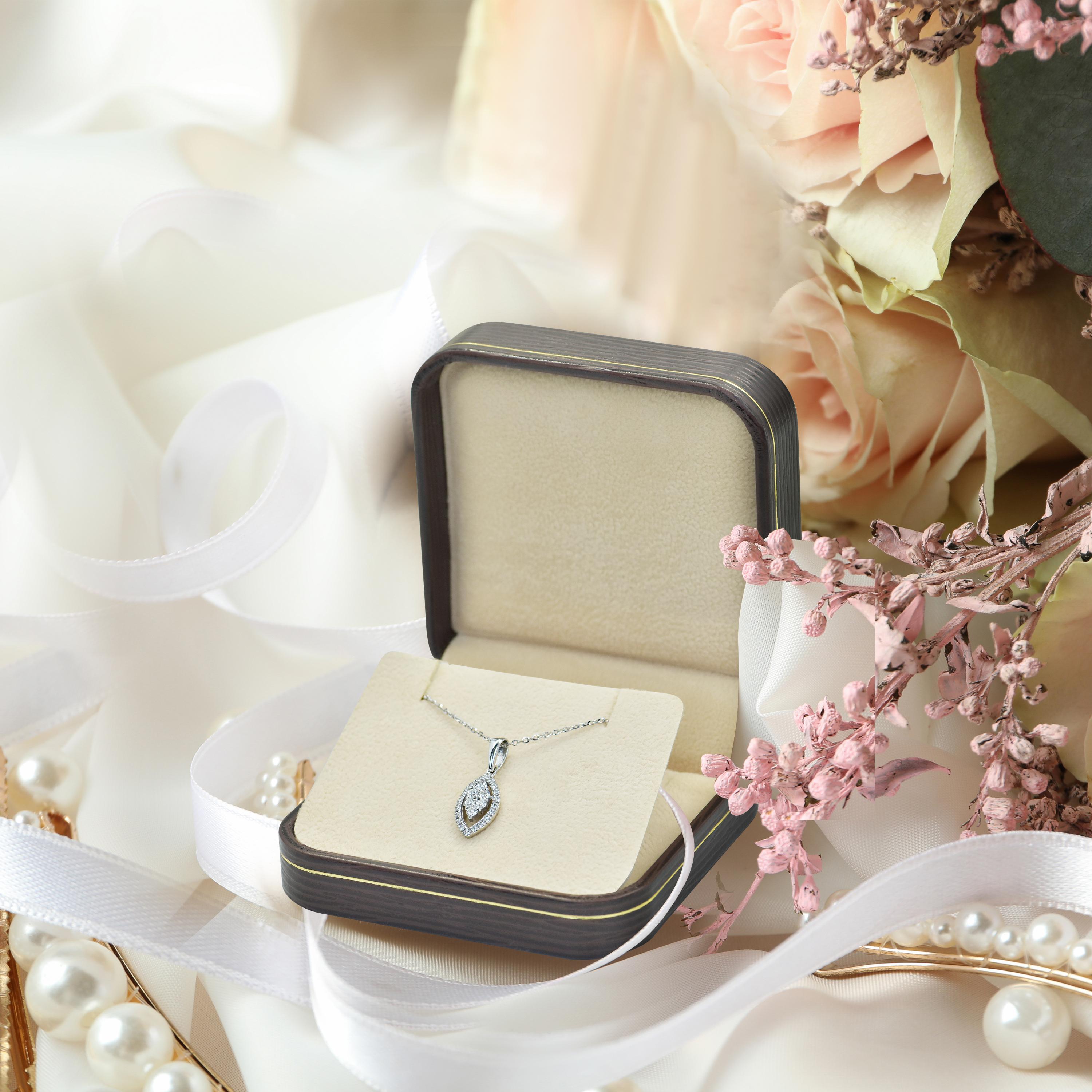 14K Gold Diamant-Marquise-Halo-Diamant-Halskette mit Marquise-Diamant-Anhänger im Angebot 1