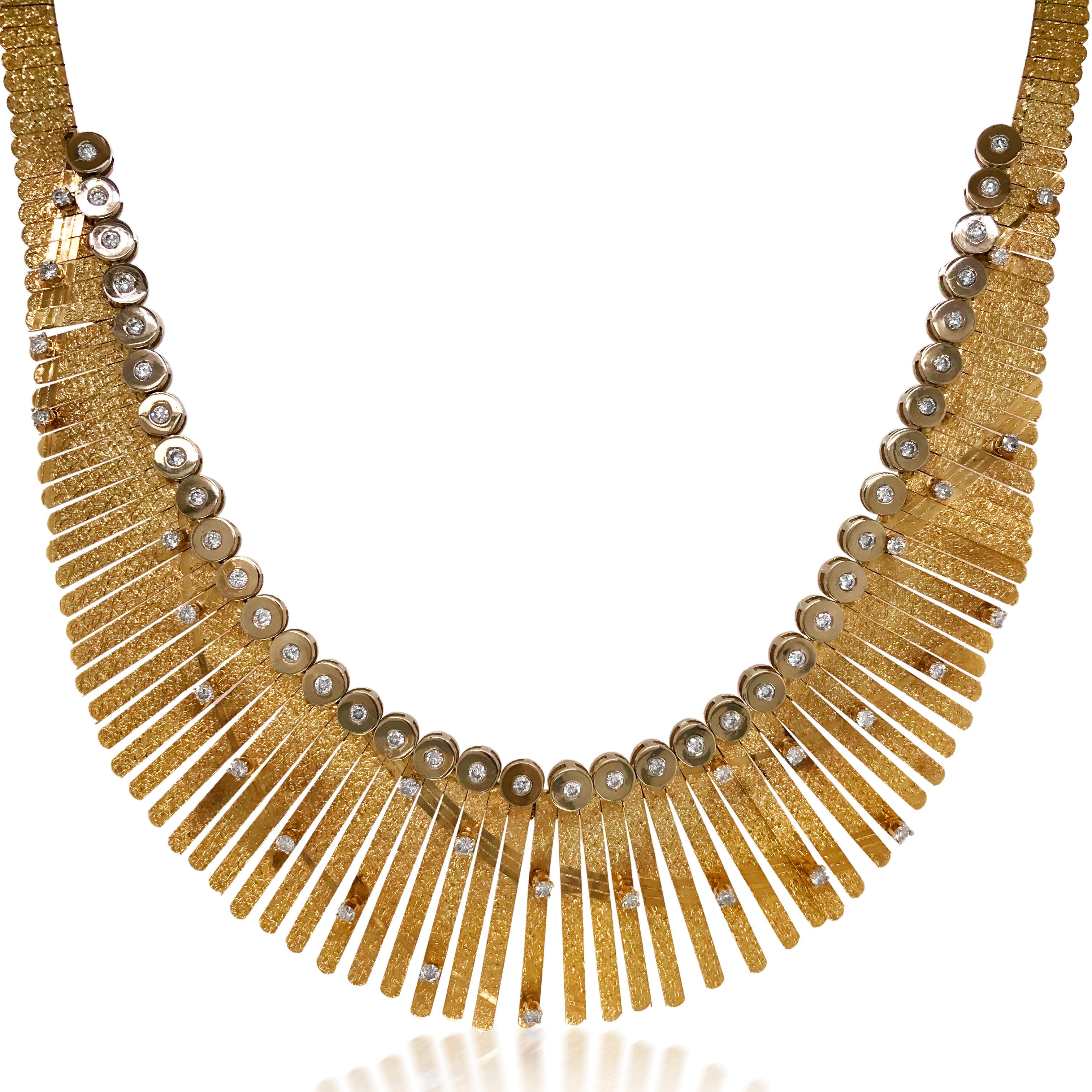 Round diamonds approx. 2.68 ct splattered on 14k gold necklace.

Measurements: 46 cm in length.
Weight: 62.8 grams.
Stamps: 