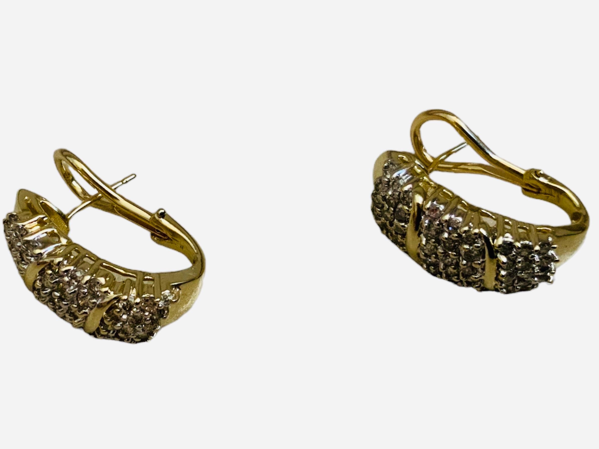 14K Gold Diamond Pair Of Huggie/ Hoop Earrings  In Good Condition For Sale In Guaynabo, PR