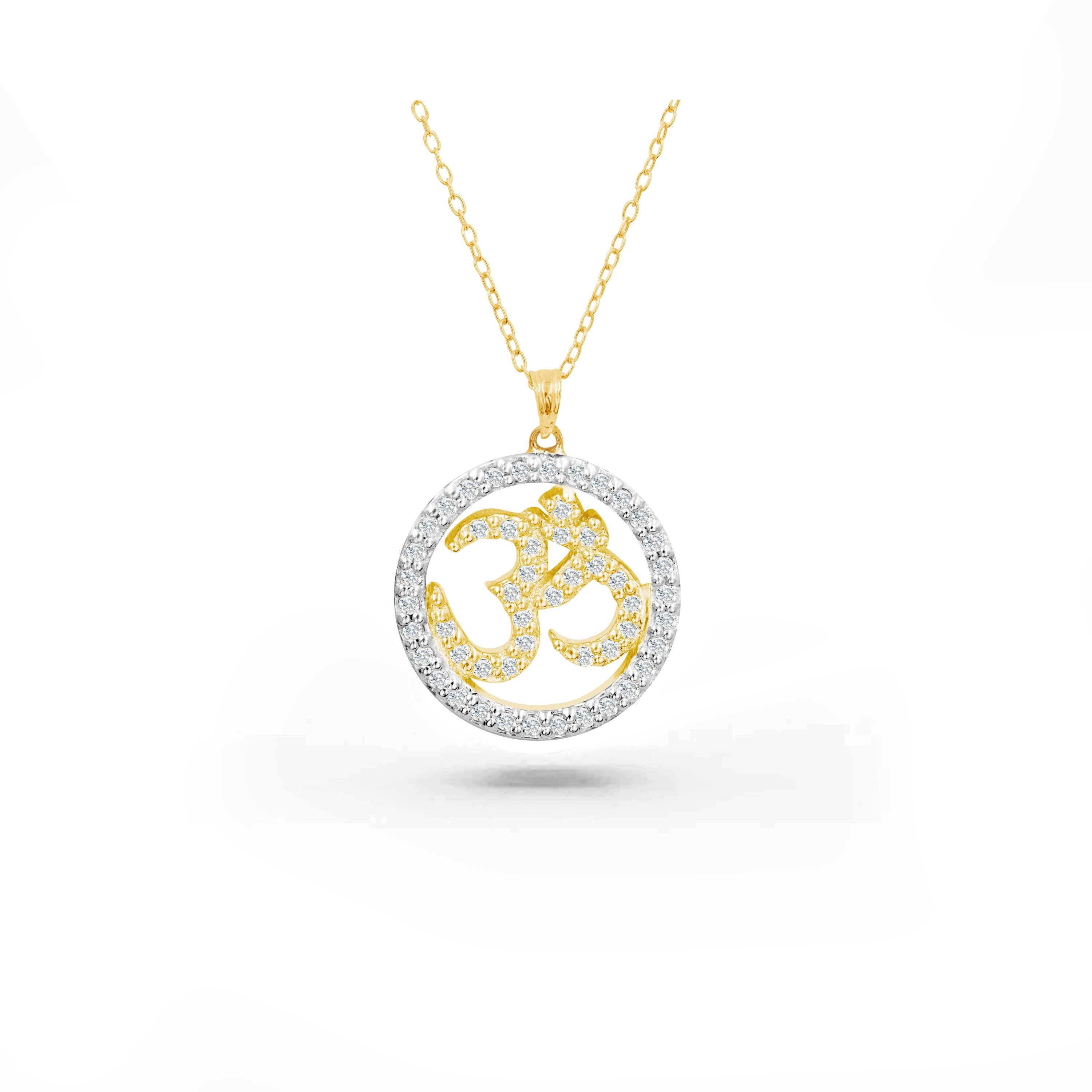 Le collier en diamants OM Halo, fabriqué à la main, est idéal à porter au quotidien pour apporter paix intérieure et spiritualité. Nous garantissons une qualité de premier ordre avec un diamant de 0,34 carat magnifiquement serti dans ce collier.  Ce