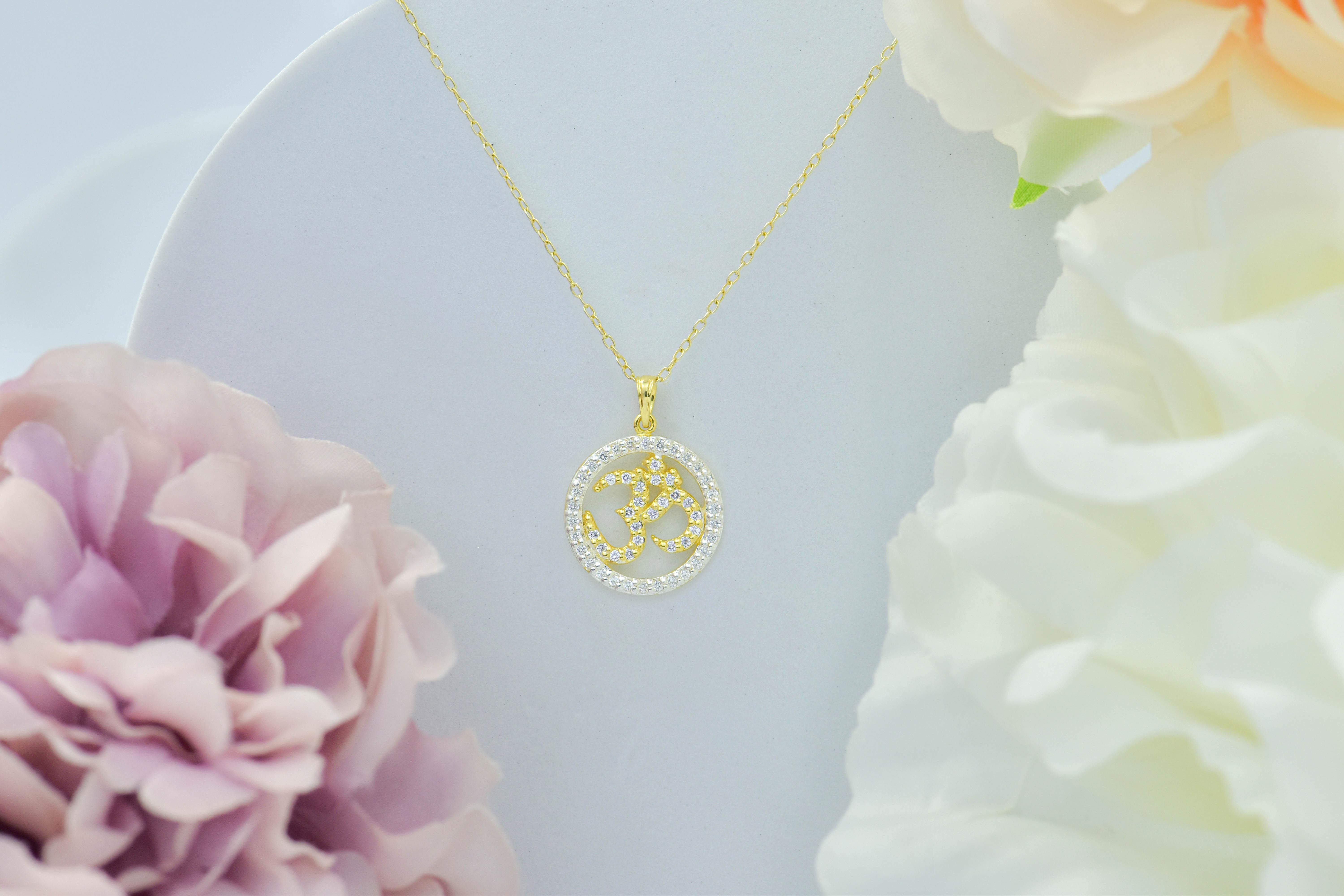 Taille ronde Collier à pendentif religieux en or 14 carats avec halo de diamants 0,34 carat  en vente