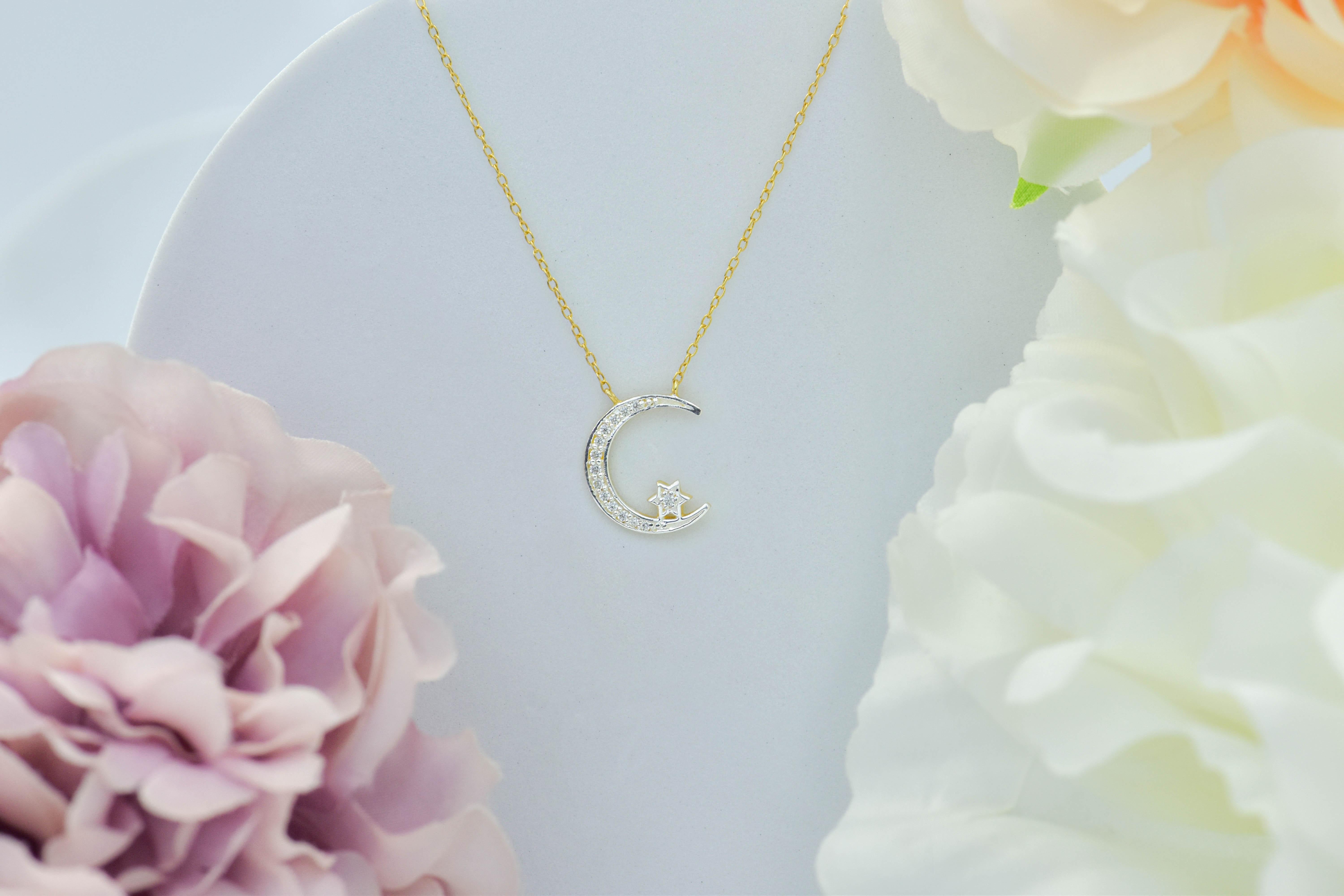 Taille ronde Collier pendentif islamique en or 14K avec croissant de lune et diamants 0,11 carat  en vente