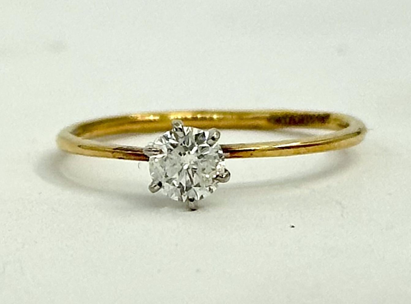 Romain classique Bague solitaire en or 14 carats avec diamant certifié IGI en vente