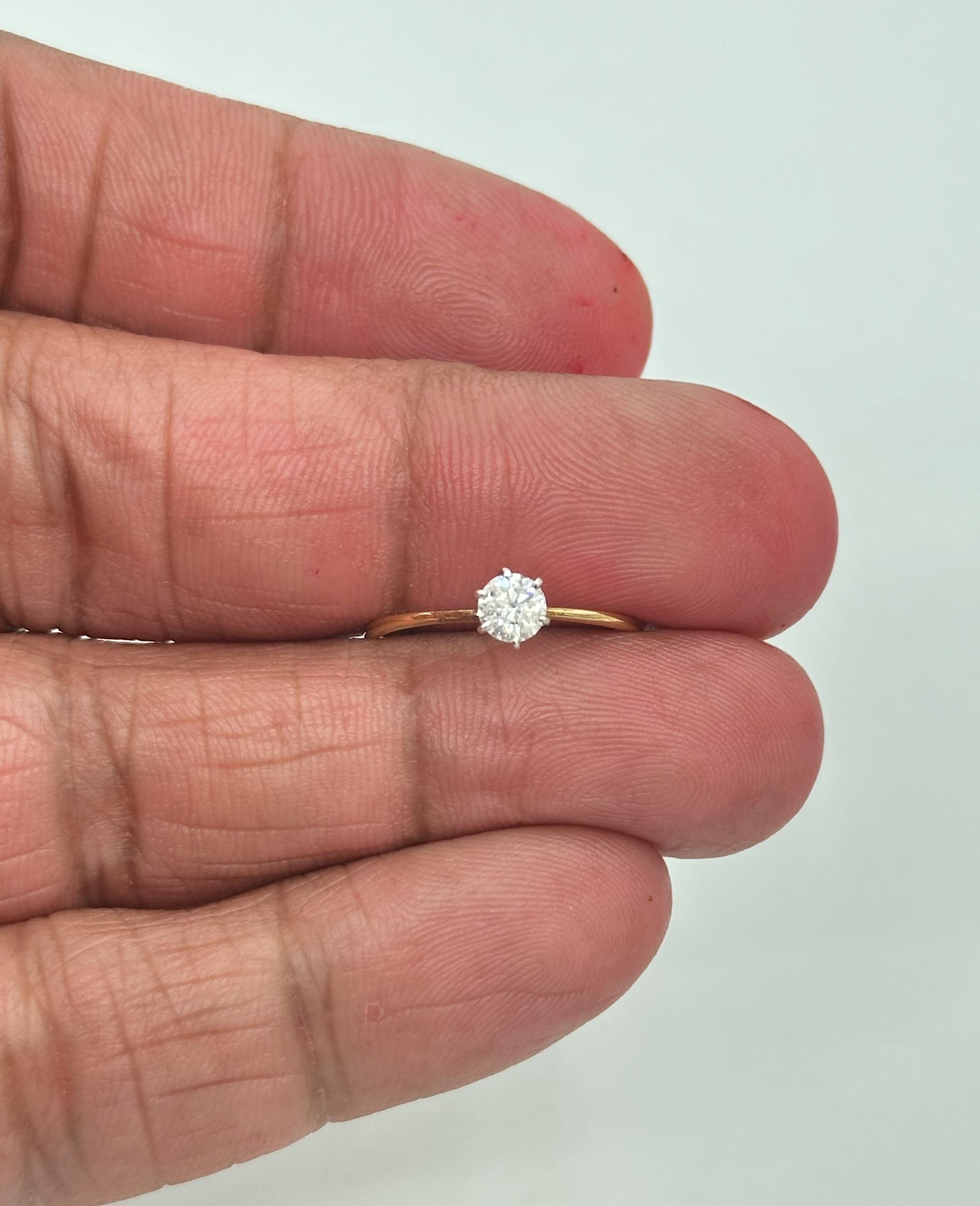 Taille brillant Bague solitaire en or 14 carats avec diamant certifié IGI en vente