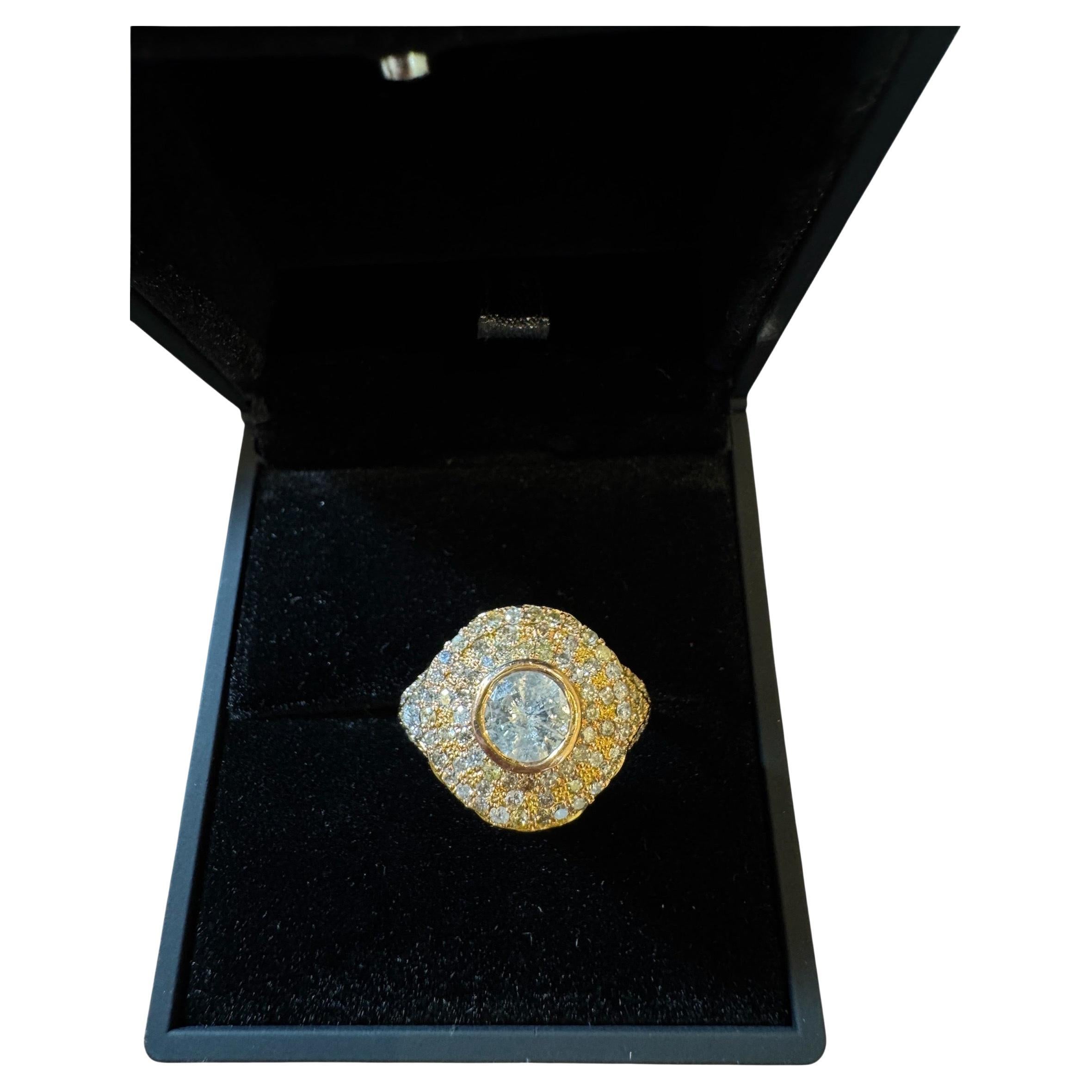Audace, radioso e realizzato in modo impeccabile, questo anello in oro giallo 14K mette in mostra uno splendido diamante da 1,20 carati di colore G e purezza VS al centro, incastonato in modo sicuro per un look pulito ed elegante. La pietra centrale