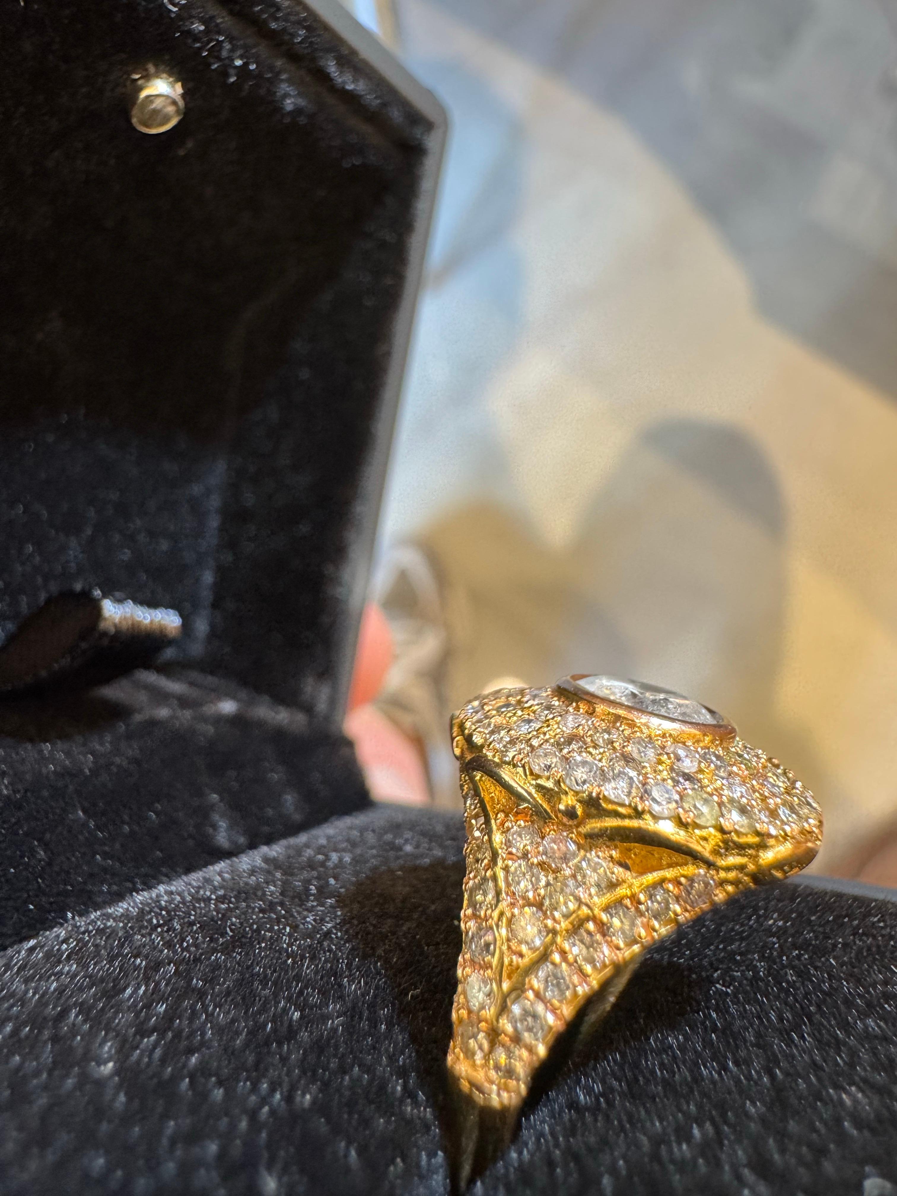 Taglio brillante Anello con diamanti in oro 14K con pietra centrale G VS da 1,20 carati e diamanti accenti da 1,60 carati in vendita