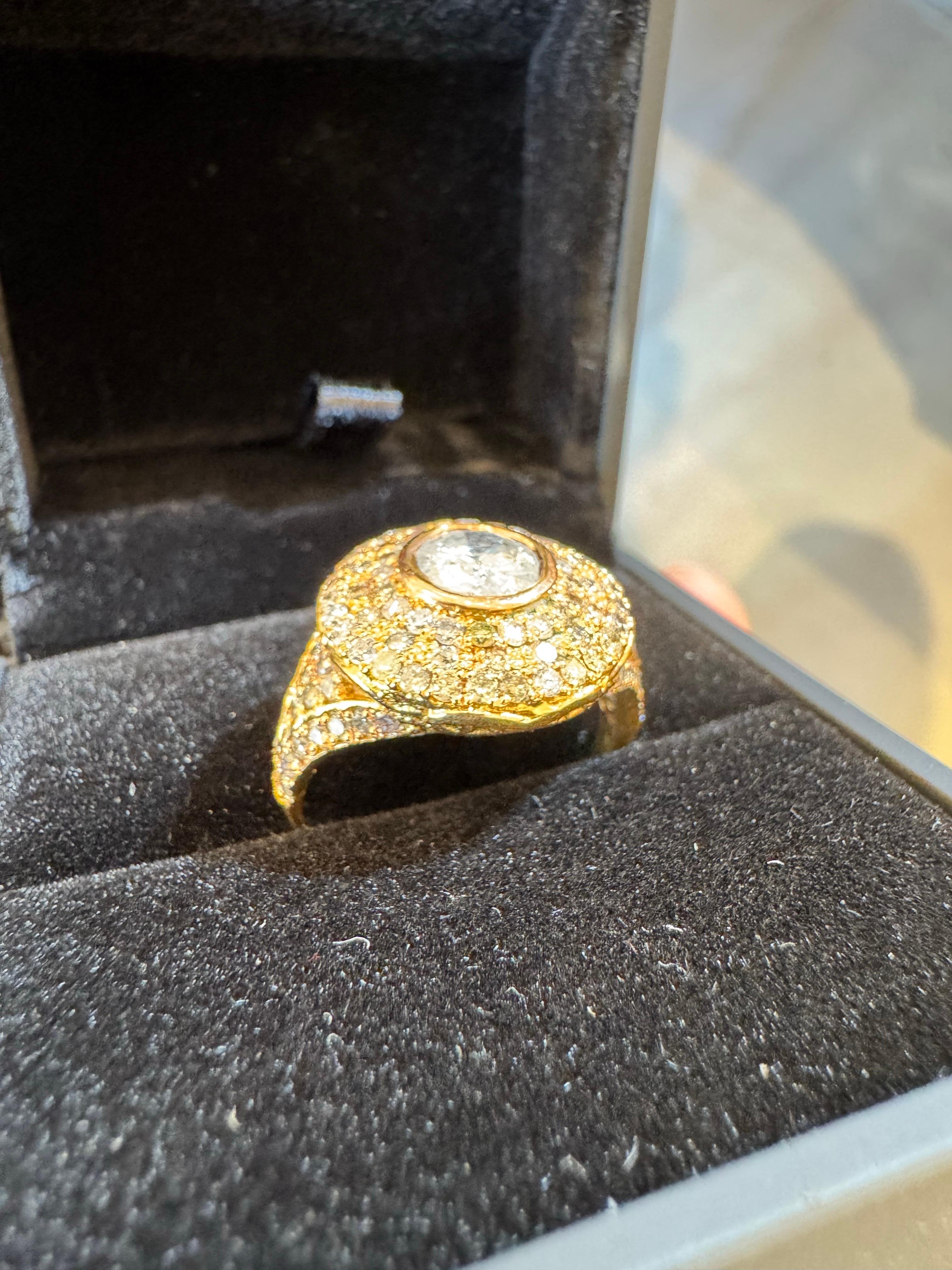 Anello con diamanti in oro 14K con pietra centrale G VS da 1,20 carati e diamanti accenti da 1,60 carati In condizioni ottime in vendita a Tel Aviv, IL