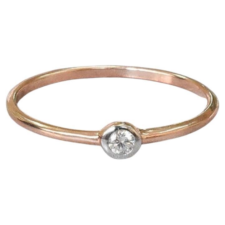 En vente :  Bague solitaire en or 14 carats sertie d'un diamant rond et d'un chaton en diamant