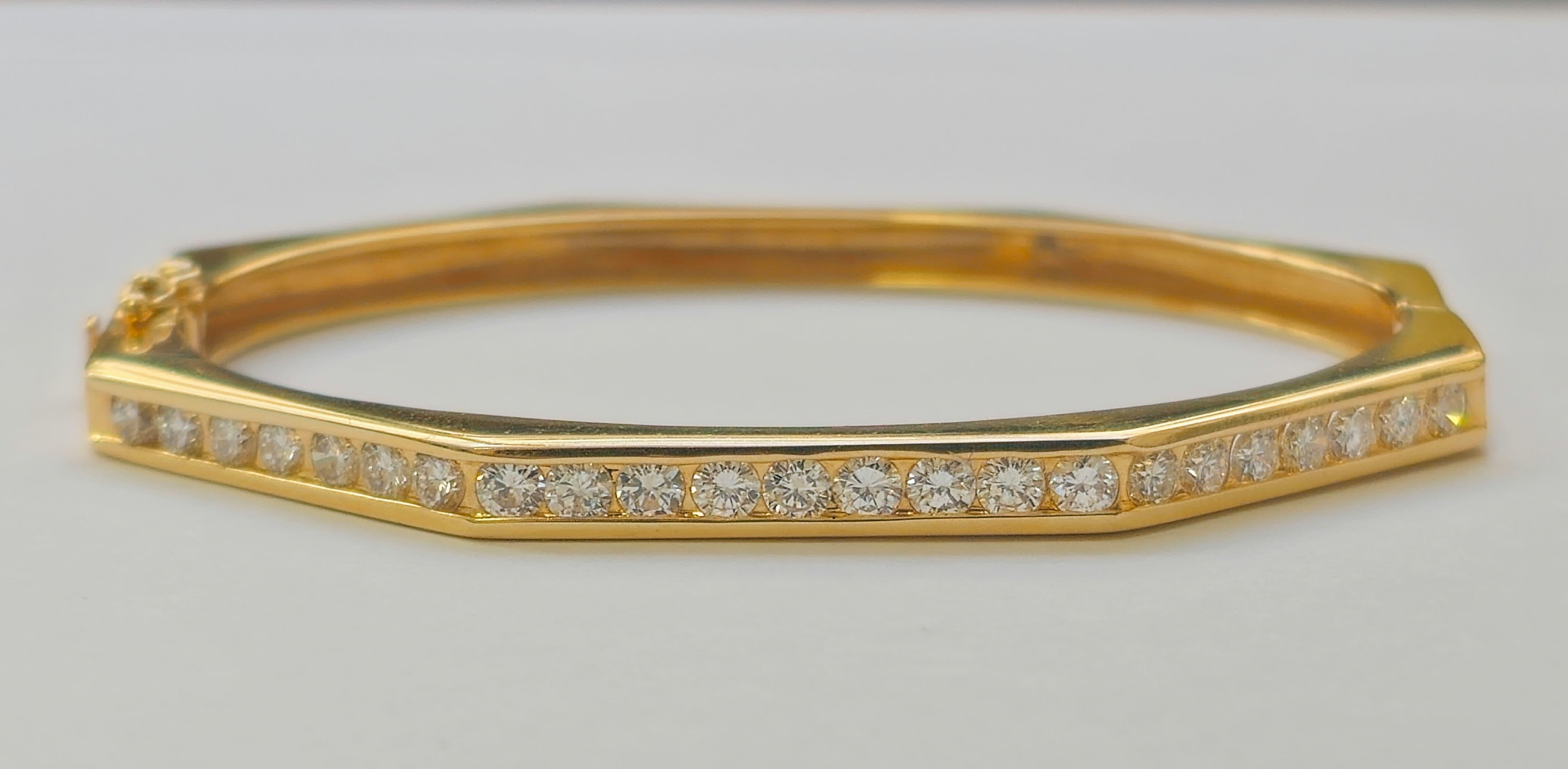 Discover timeless elegance with this 14k gold bracelet, boasting a substantial weight of 18 grams and adorned with 2 carats of diamonds. This versatile piece is in good condition and can comfortably fit a wrist size of 7-8 inches. The diamonds are