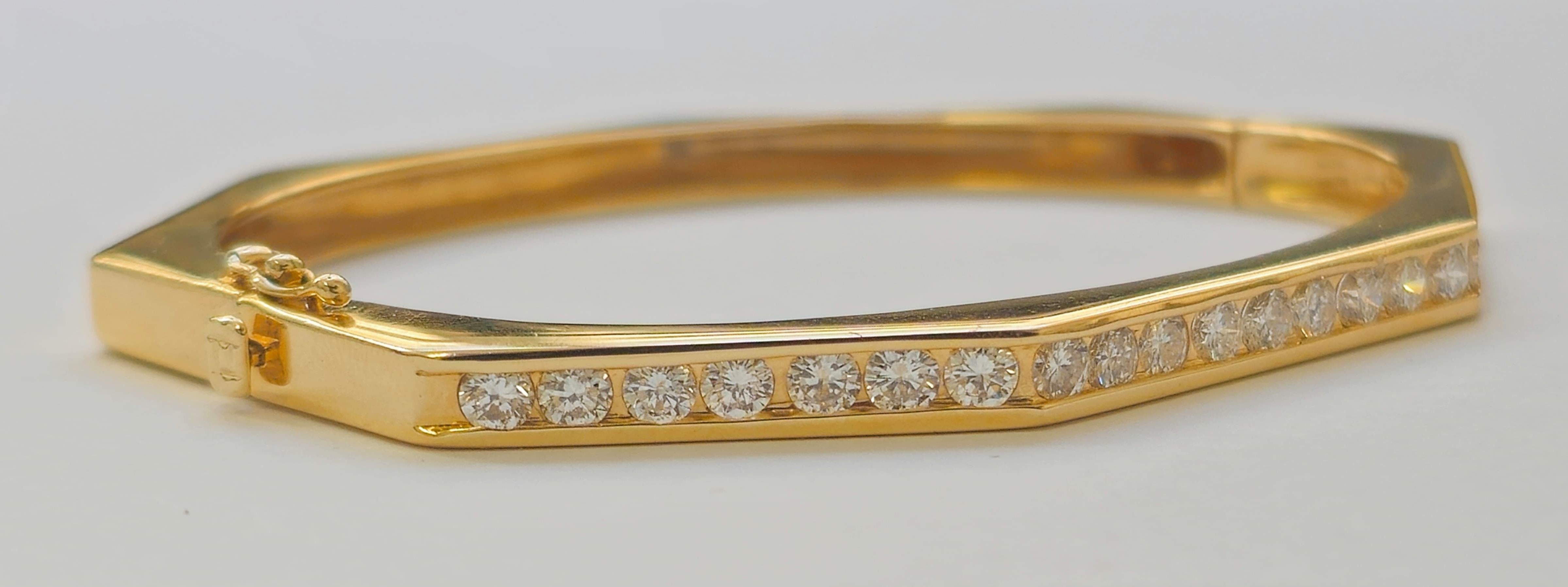 Round Cut 14k Gold Diamond Round Bangle Bracelet For Sale