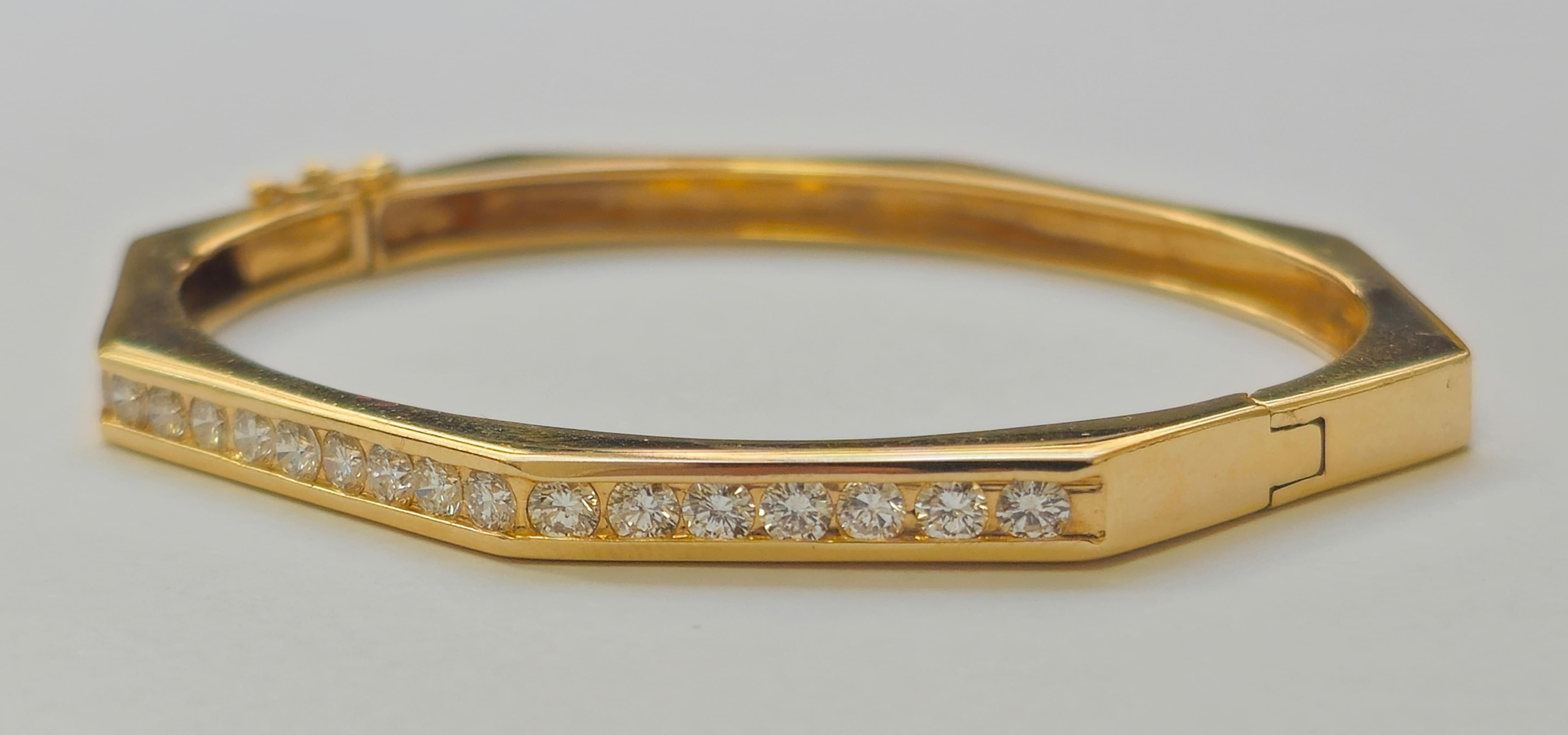 14k Gold Diamond Round Bangle Bracelet In Excellent Condition For Sale In Miami, FL