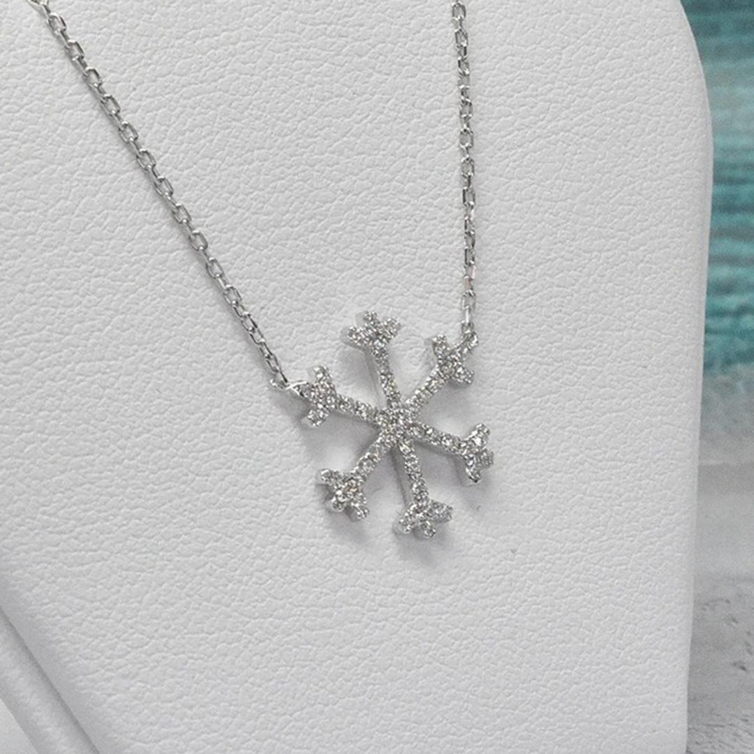 14k Gold Diamond Snowflake Necklace Winter Snowflake Christmas Gift In New Condition For Sale In Bangkok, TH