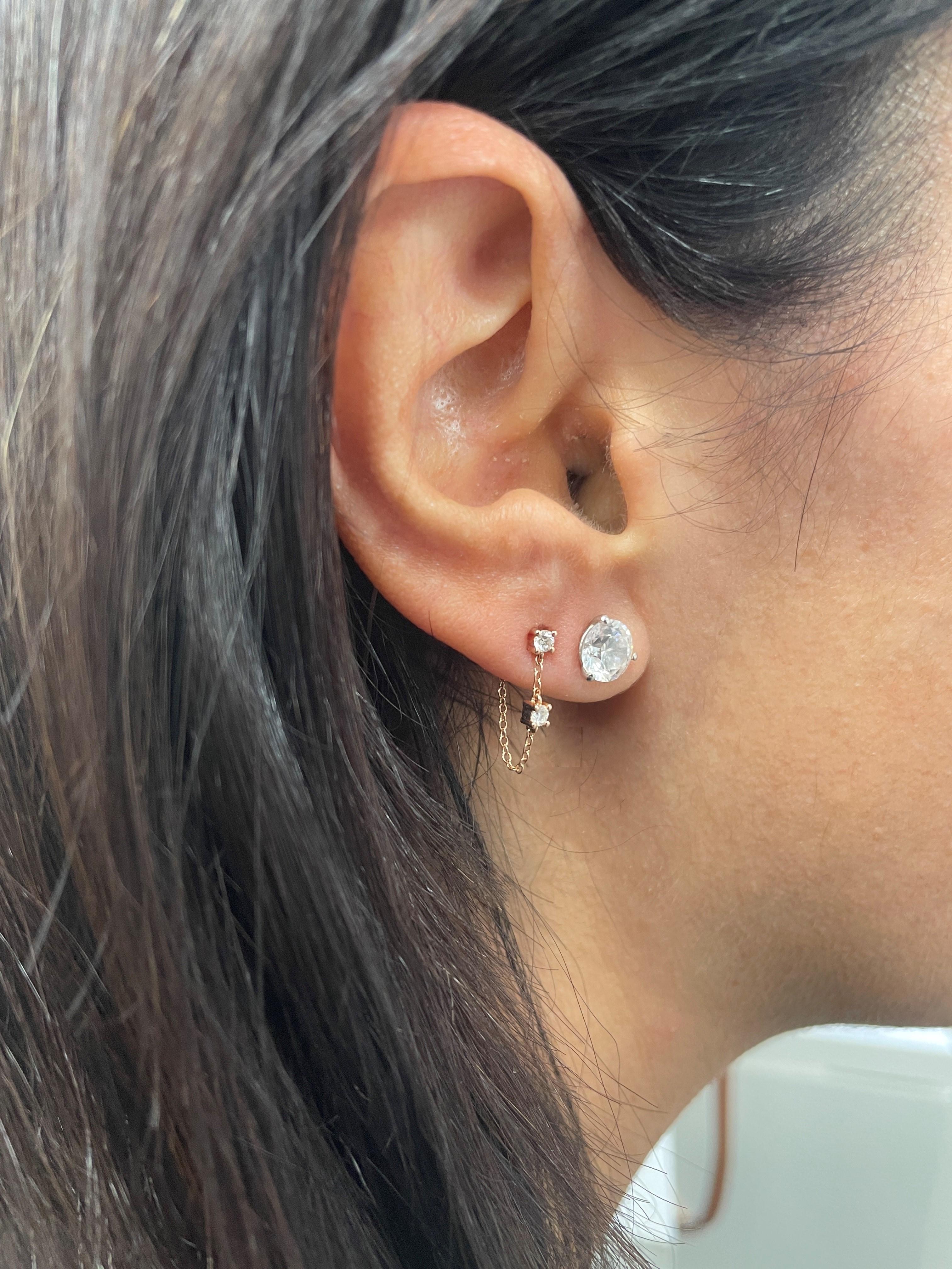 Clous d'oreilles chaîne en or 14 carats et diamants

- Longueur de la boucle d'oreille : 1/2 pouce

Poids des diamants : D0.21

Cette pièce est parfaite pour une utilisation de tous les jours et constitue un cadeau parfait ! 

Nous certifions qu'il