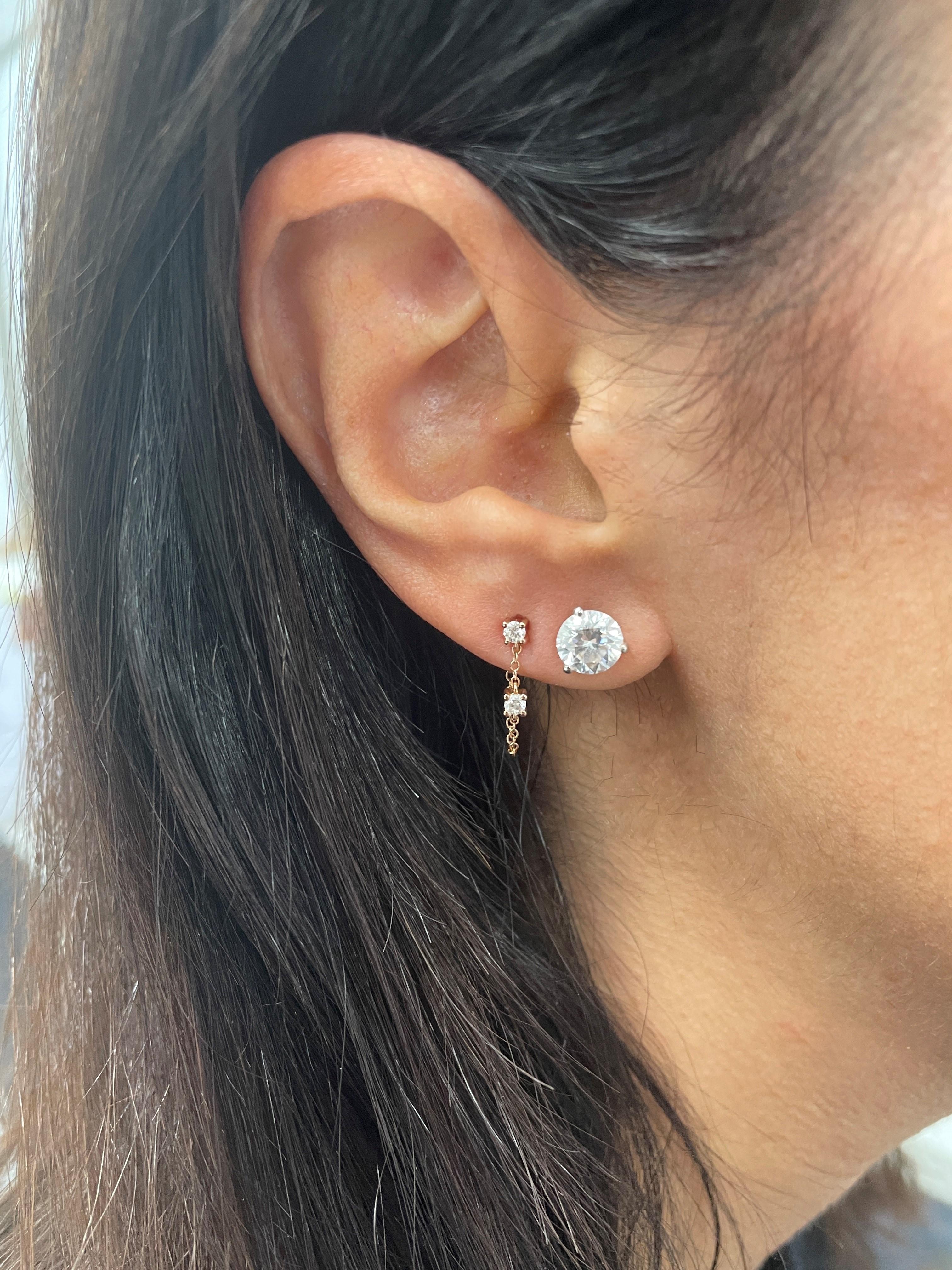 Taille ronde Clous d'oreilles chaîne en or 14 carats et diamants en vente
