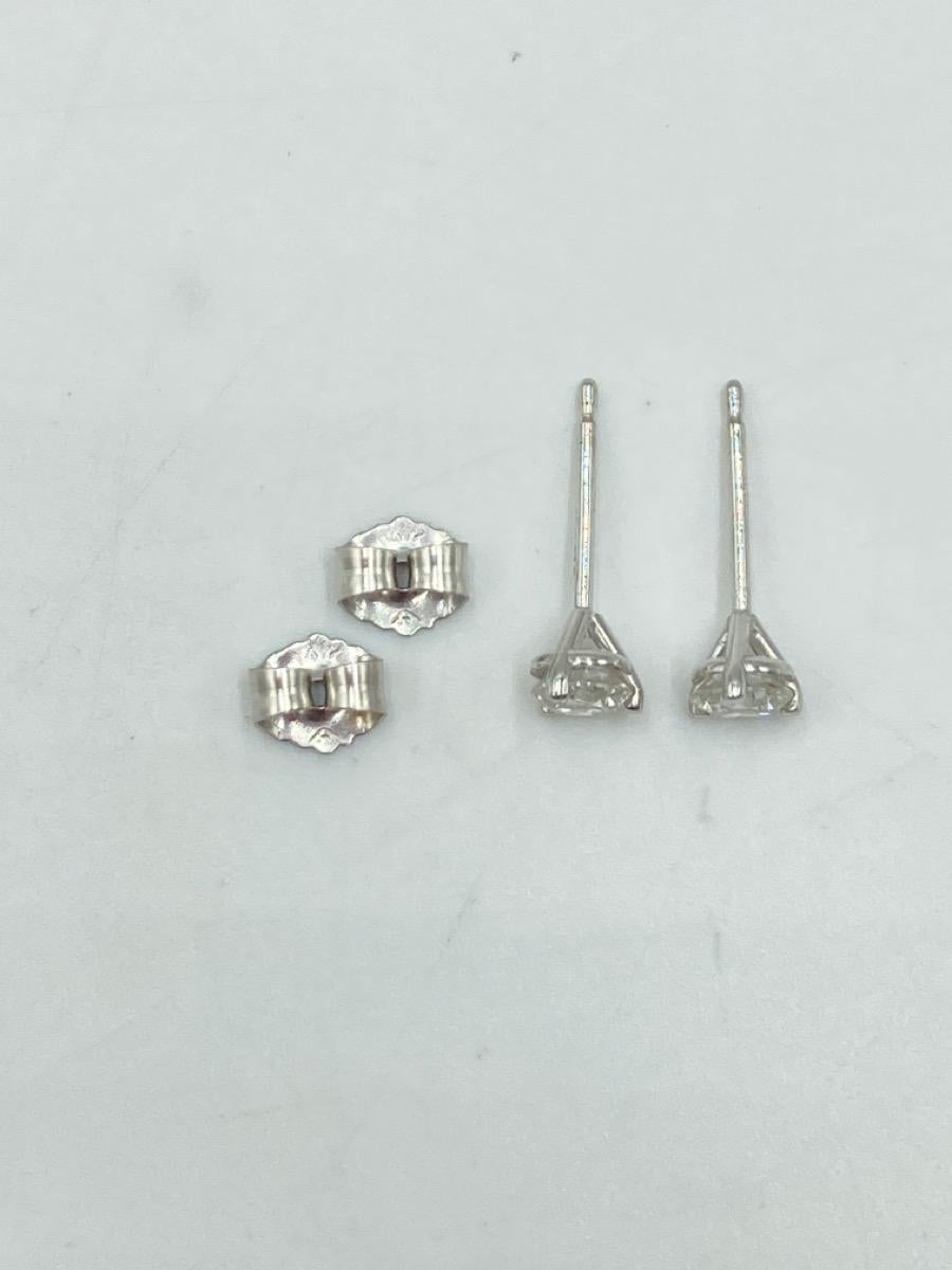 Taille brillant Boucles d'oreilles en or 14k avec diamants Approx. .47 Carat T.W. 0.6g en vente